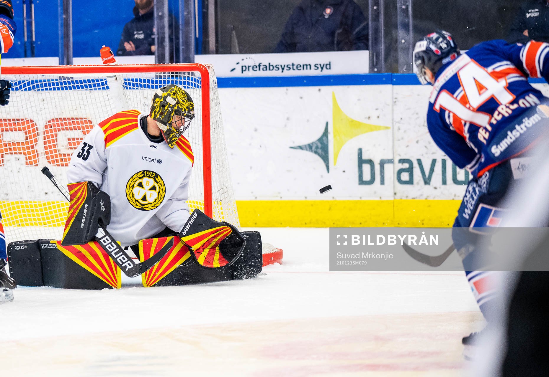Brynäs målvakt Samuel Ersson och Växjös Emil Pettersson