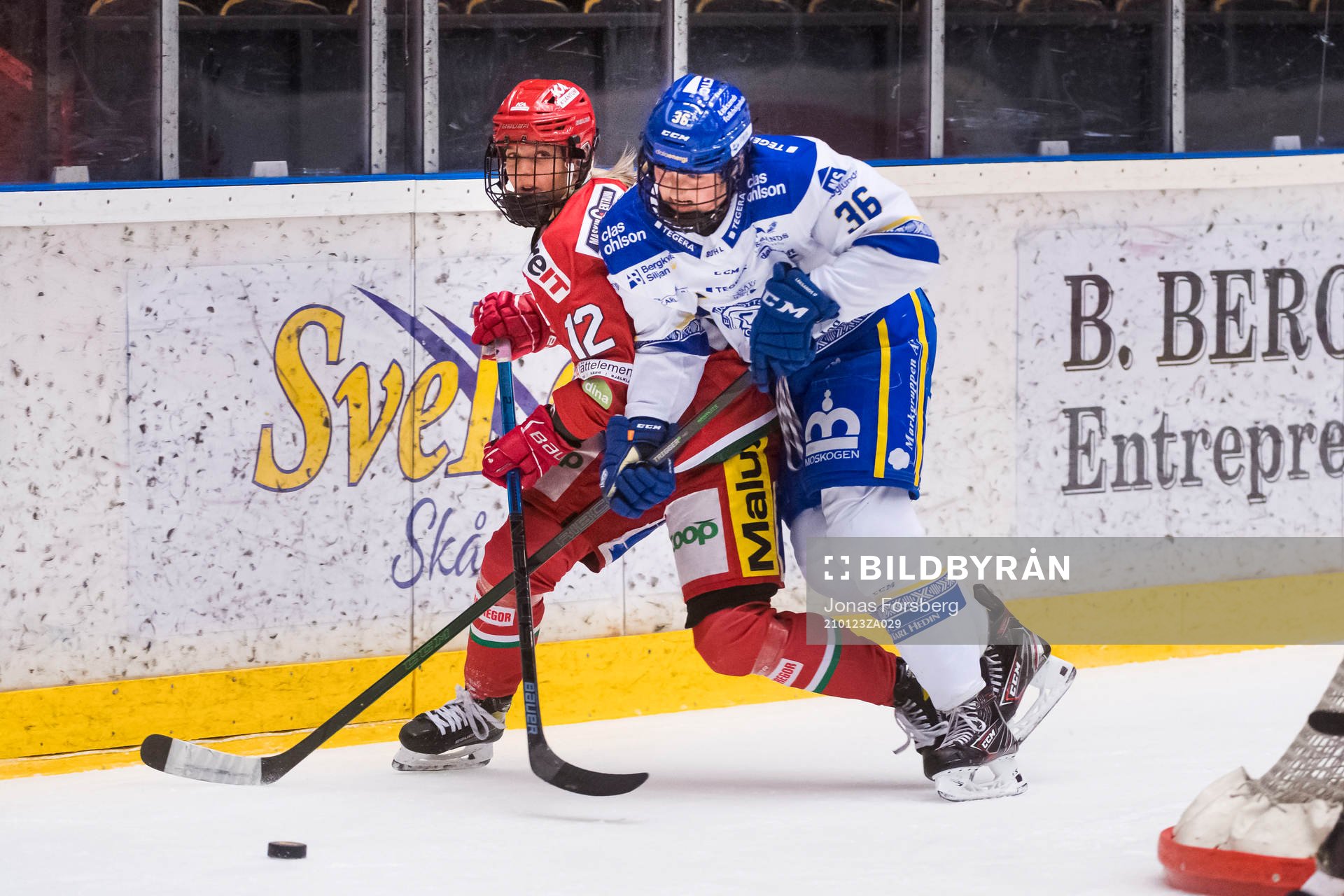Modos Mina Waxin kämpar mot Leksands Andrine Furulund