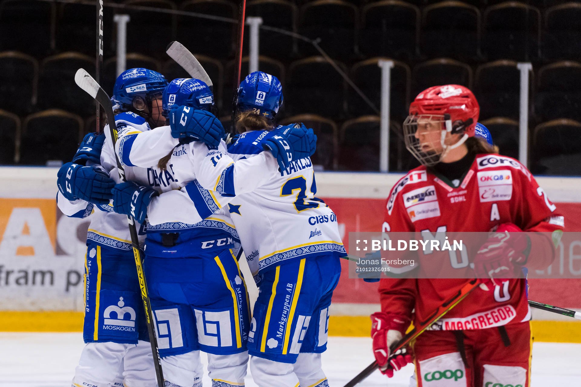 Leksands Shea Demale gör Leksands första mål med Ella