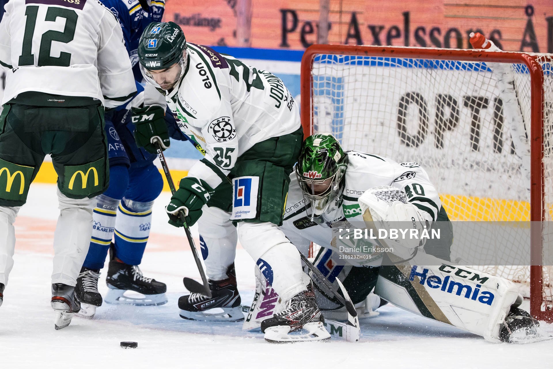 Färjestads målvakt Henrik Haukeland och Martin Johansson