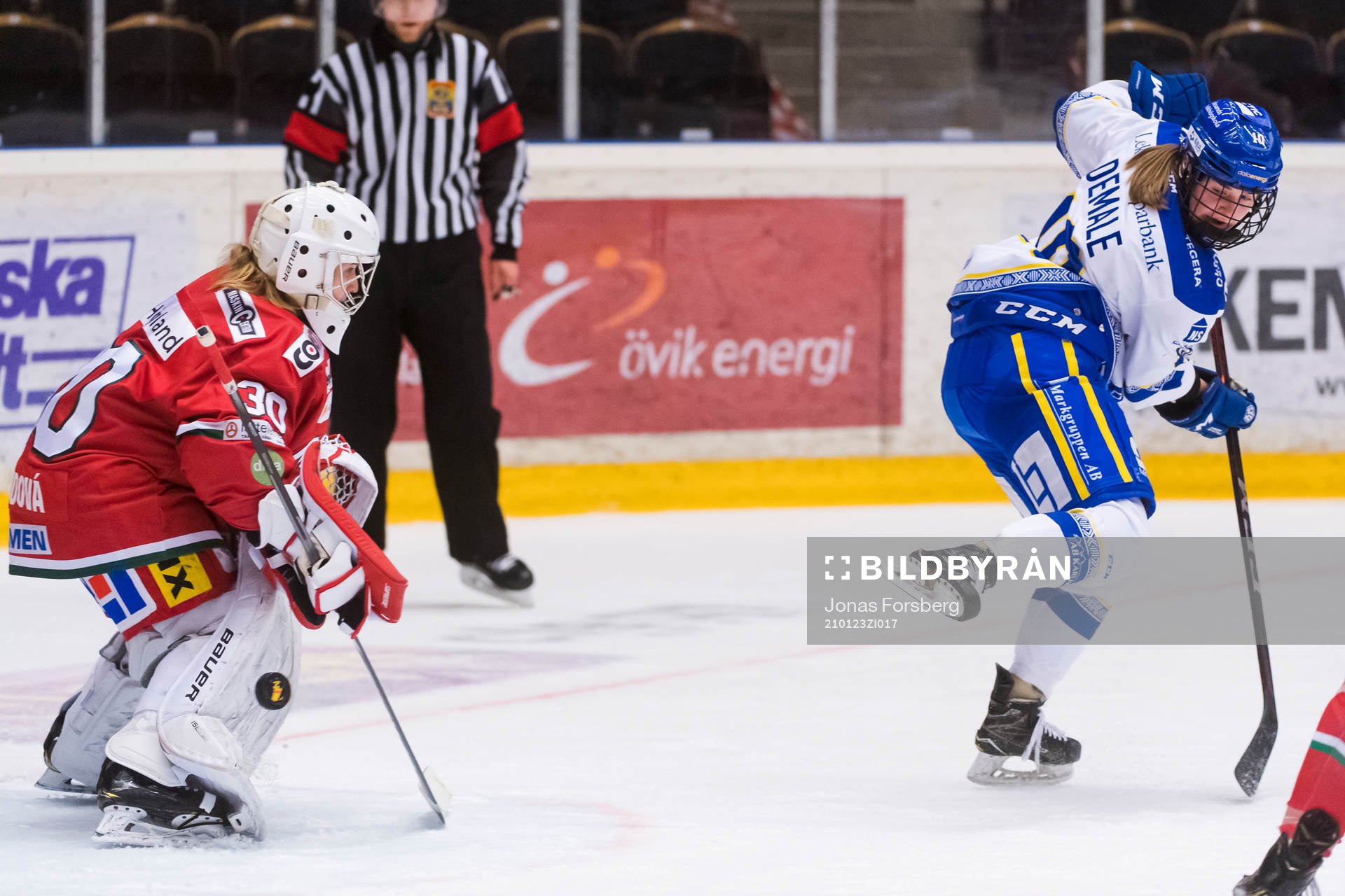 Leksands Shea Demale och Modos målvakt Viktorije Svejdova