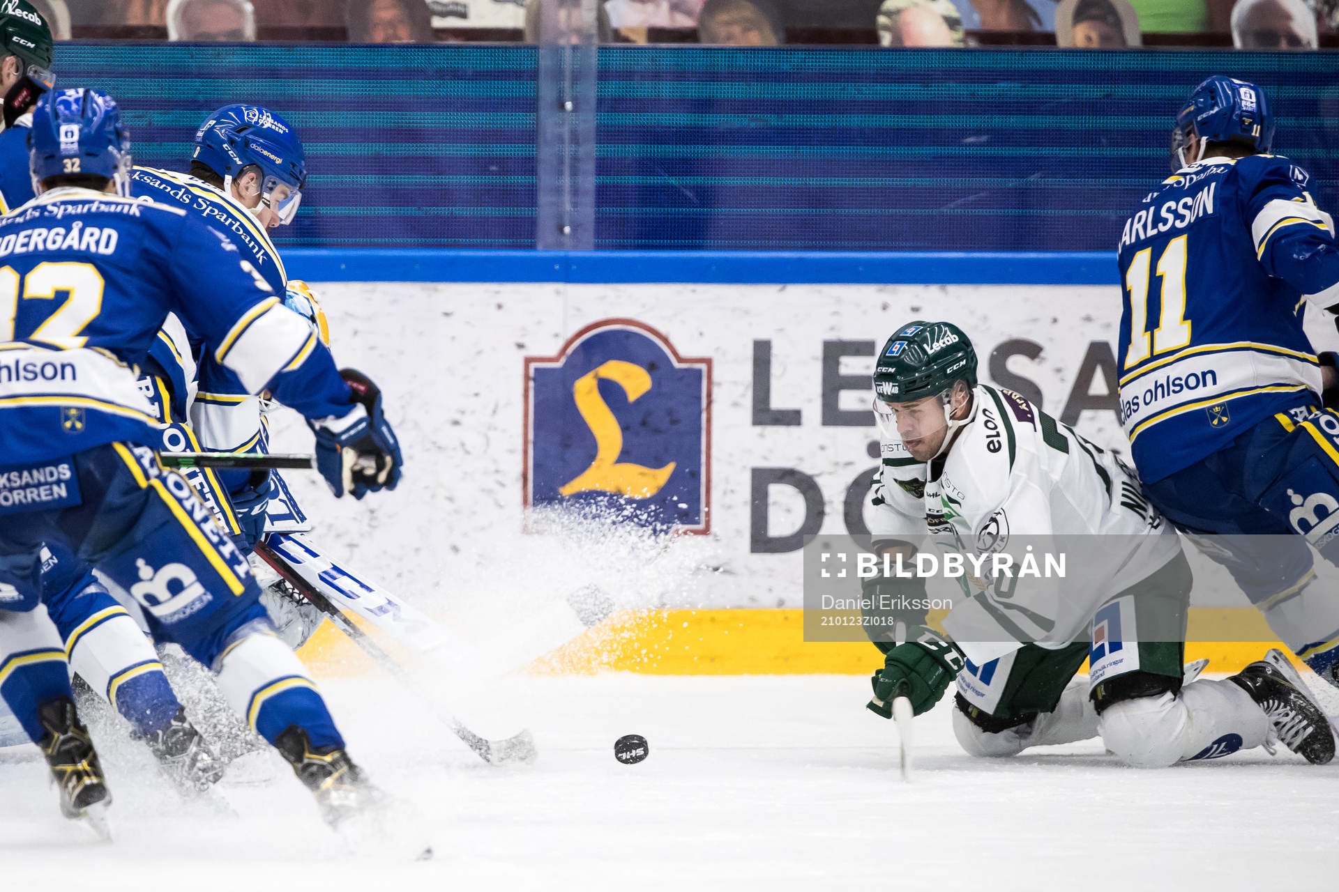 Färjestads Jacob Nilsson oroar framför Leksands målvakt