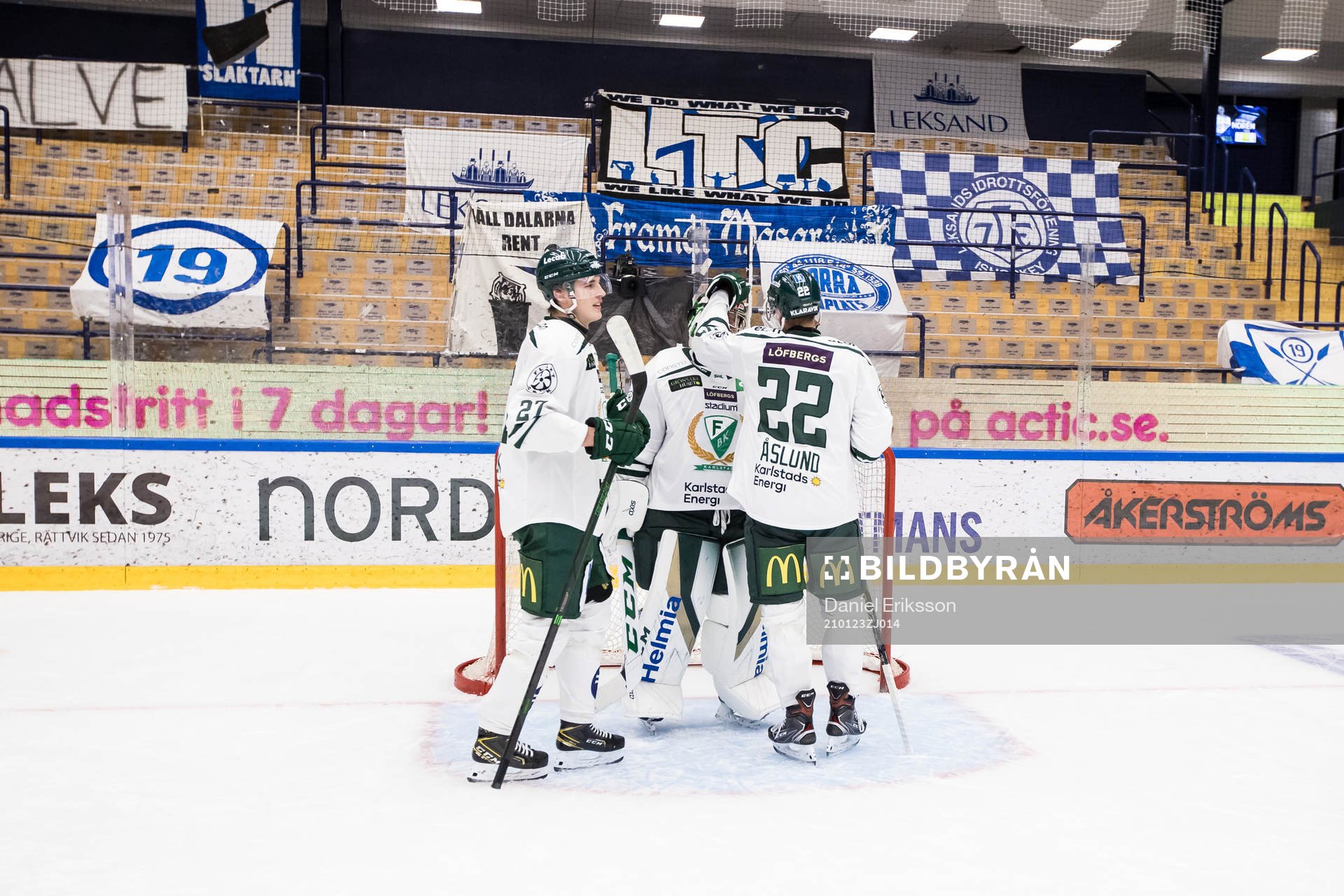 Färjestads Oskar Bäck och Färjestads Per Åslund jublar