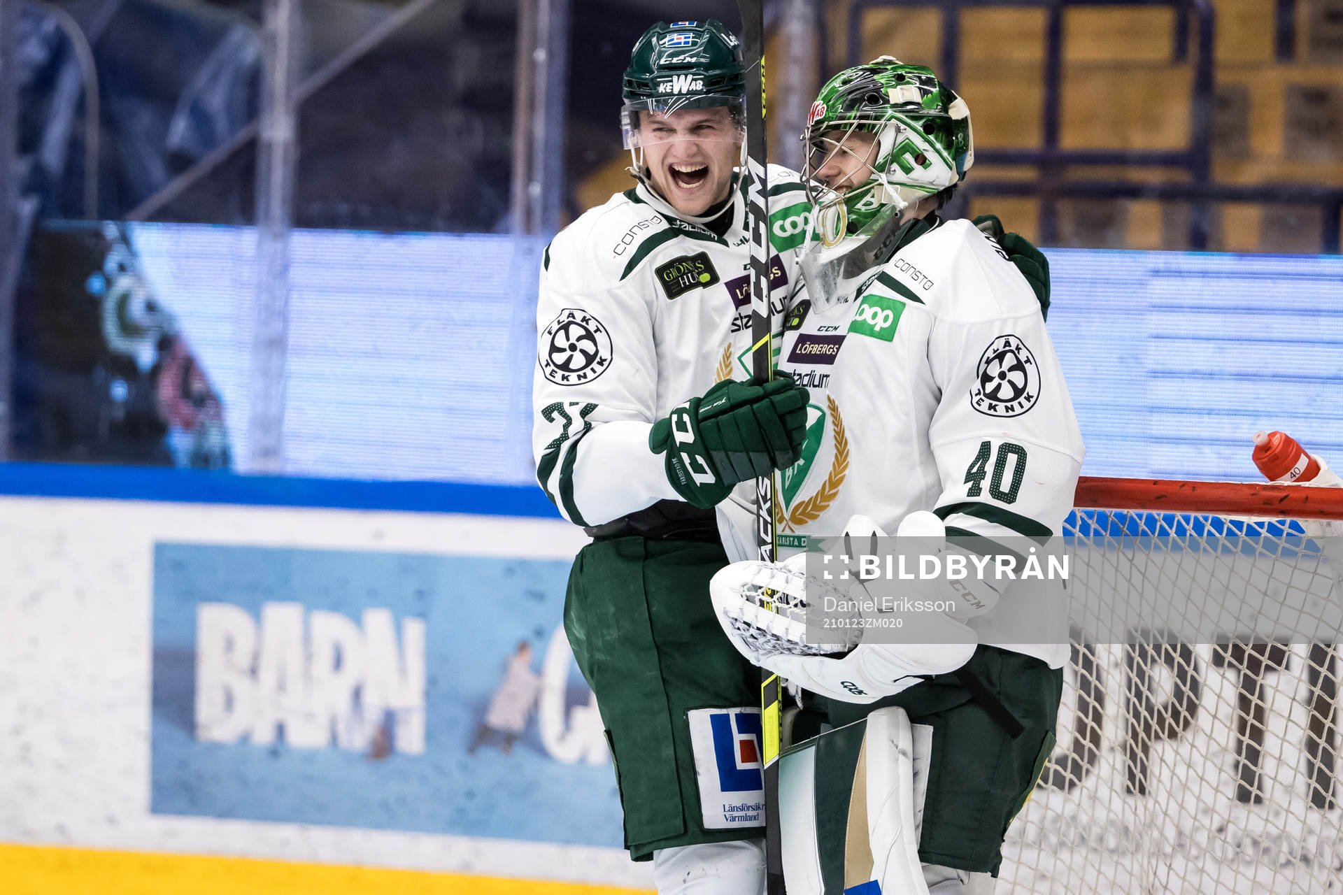 Färjestads Oskar Bäck jublar