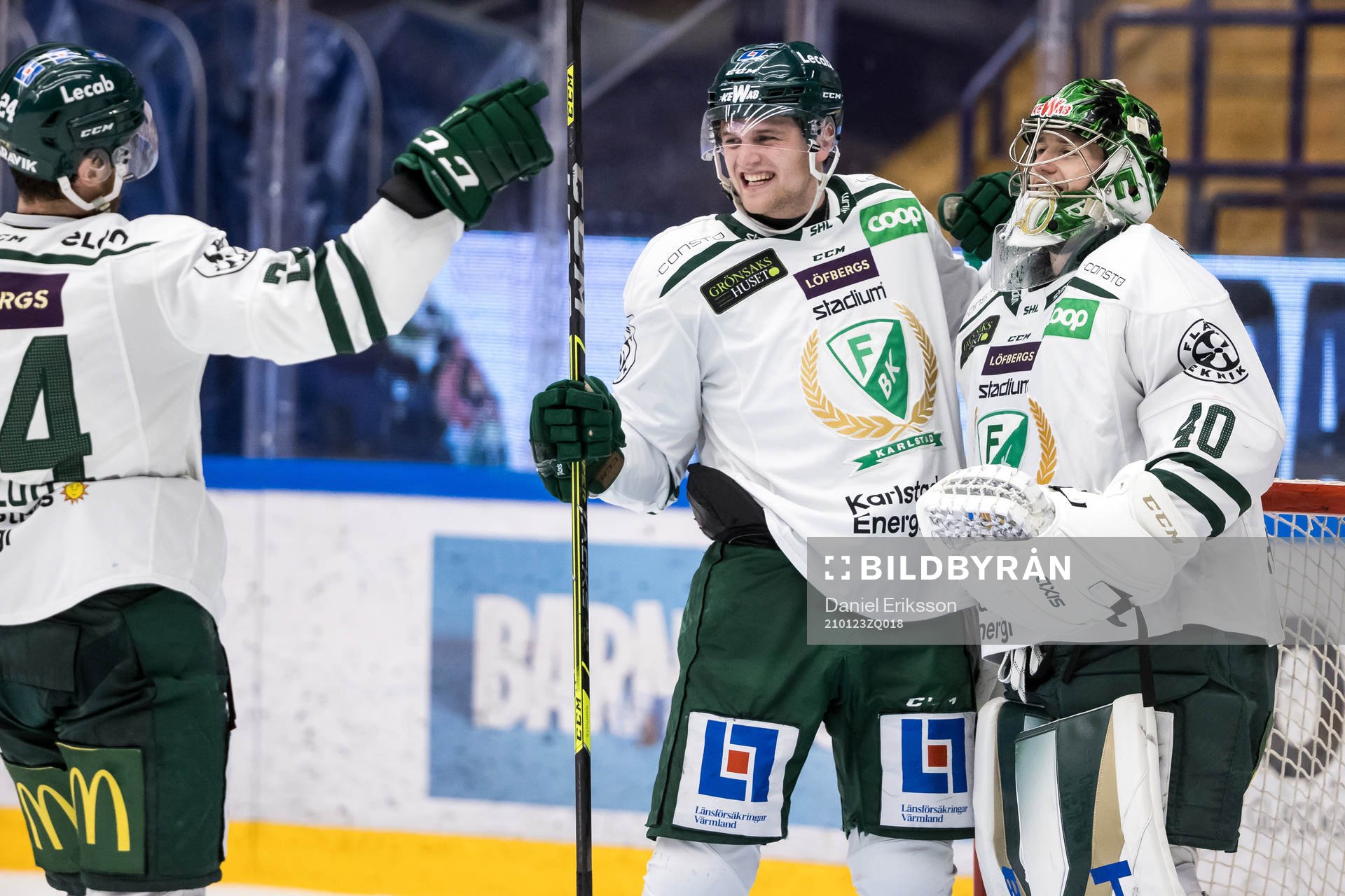 Färjestads Oskar Bäck jublar