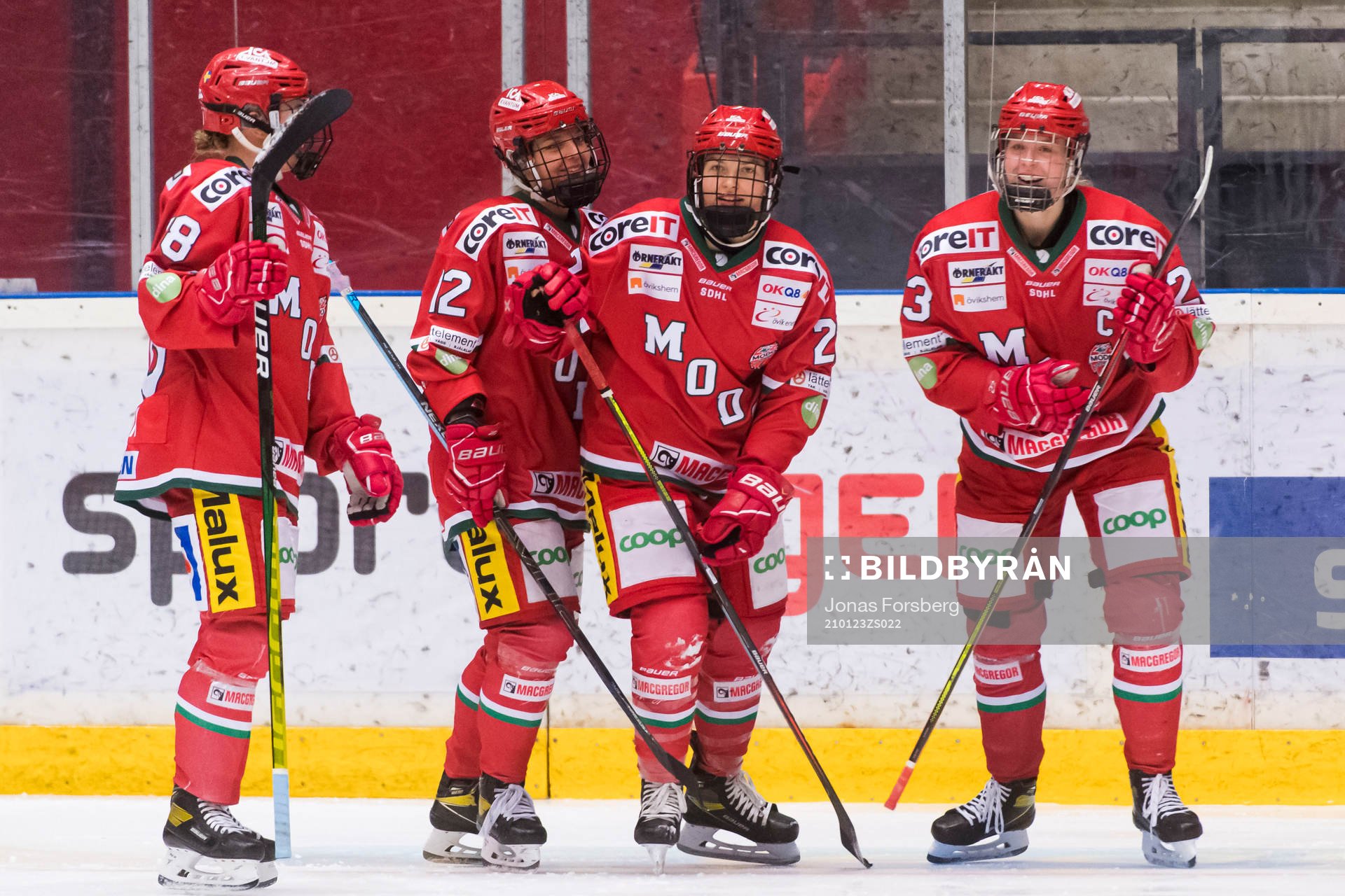 Modos Jaycee Magwood  med Olivia Carlsson, Mina Waxin och