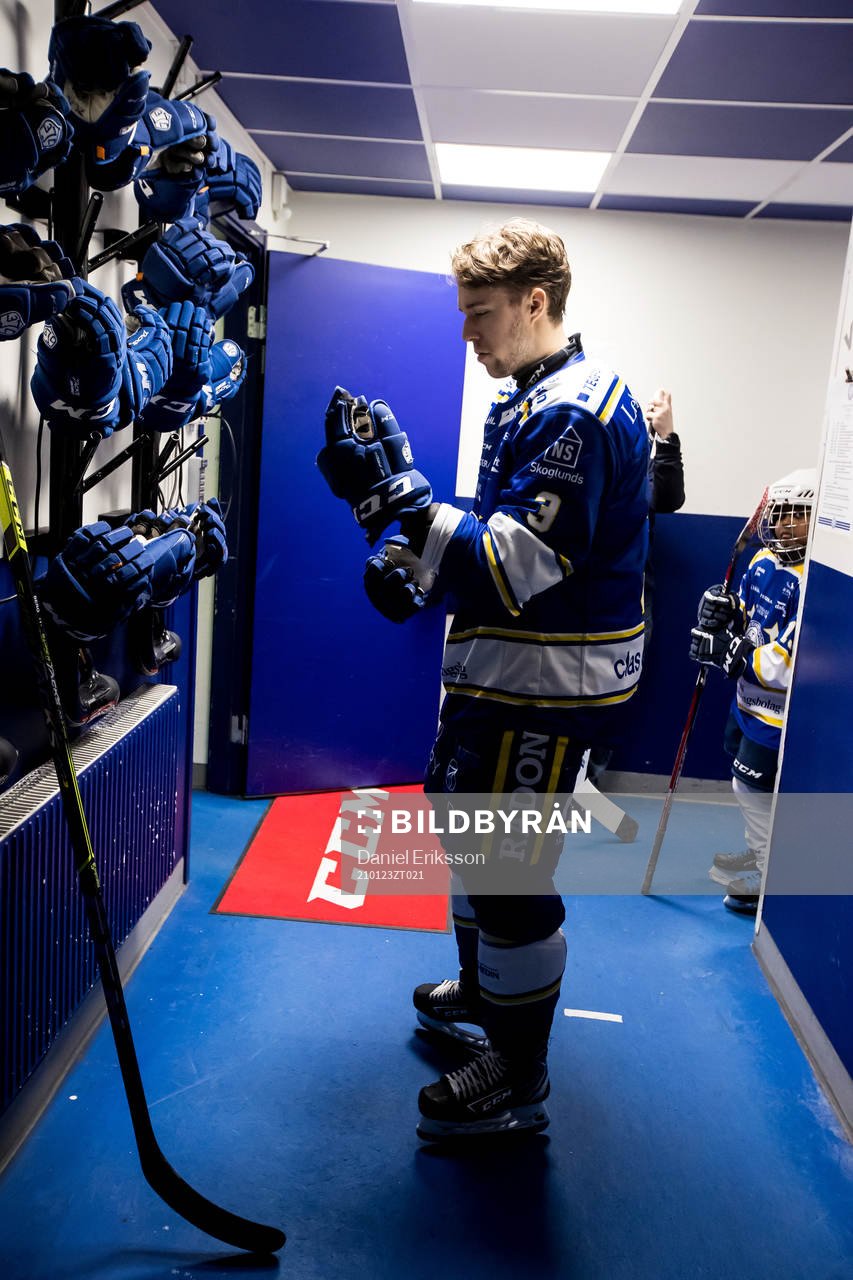 Leksands August Berg gör sig redo innan  ishockeymatchen i