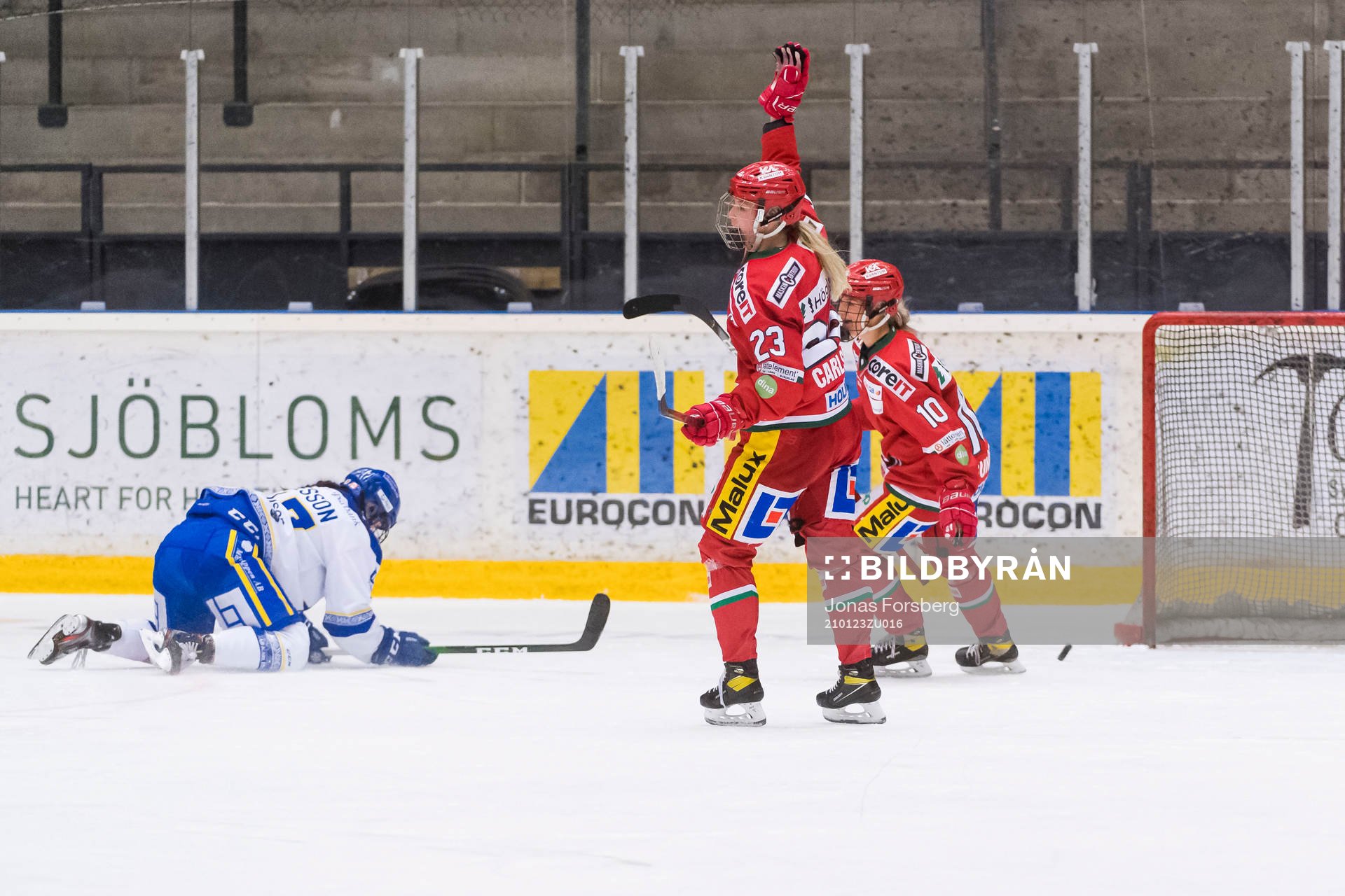 Modos Olivia Carlsson och Wilma Sundin jublar