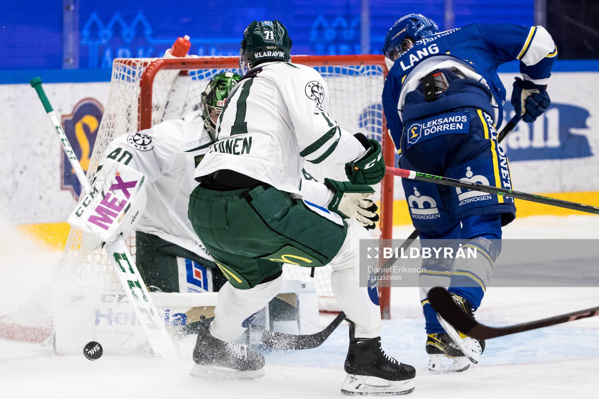 Leksands Oskar Lang oroar framför Färjestads målvakt