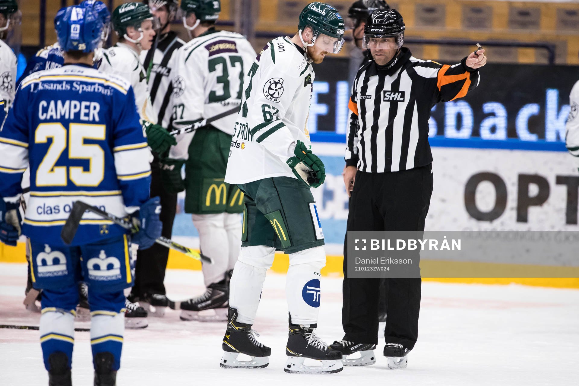 Domare Sören Persson och Färjestads Pontus Widerström