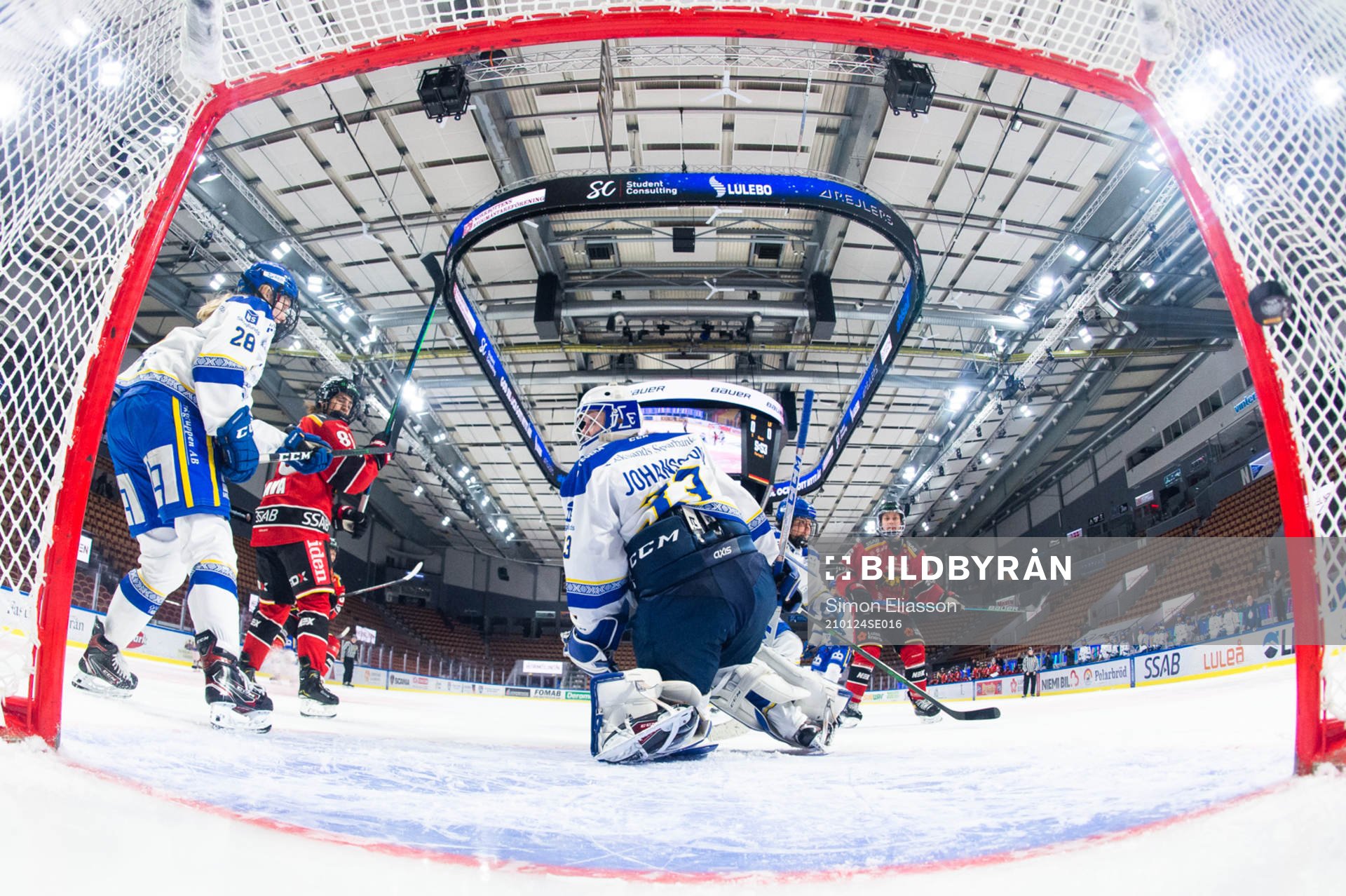 Luleås Jenni Hiirikoski sätter 1-0 bakom Leksands