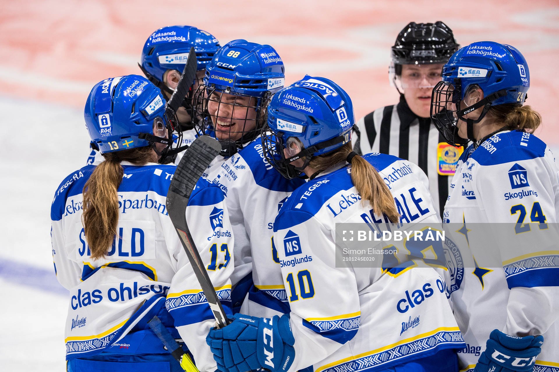 Leksands Ella Albinsson jublar med lagkamrater