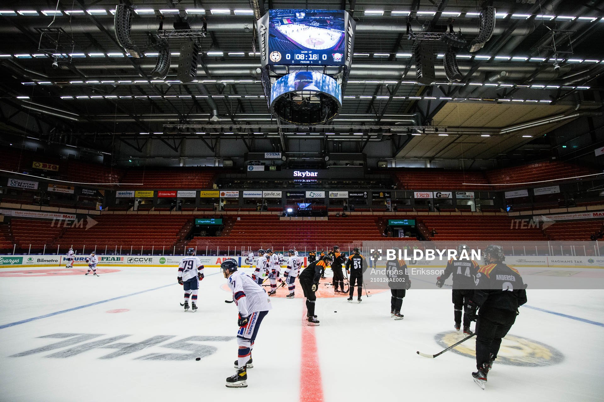 Linköpings och Brynäs spelare värmer upp innan