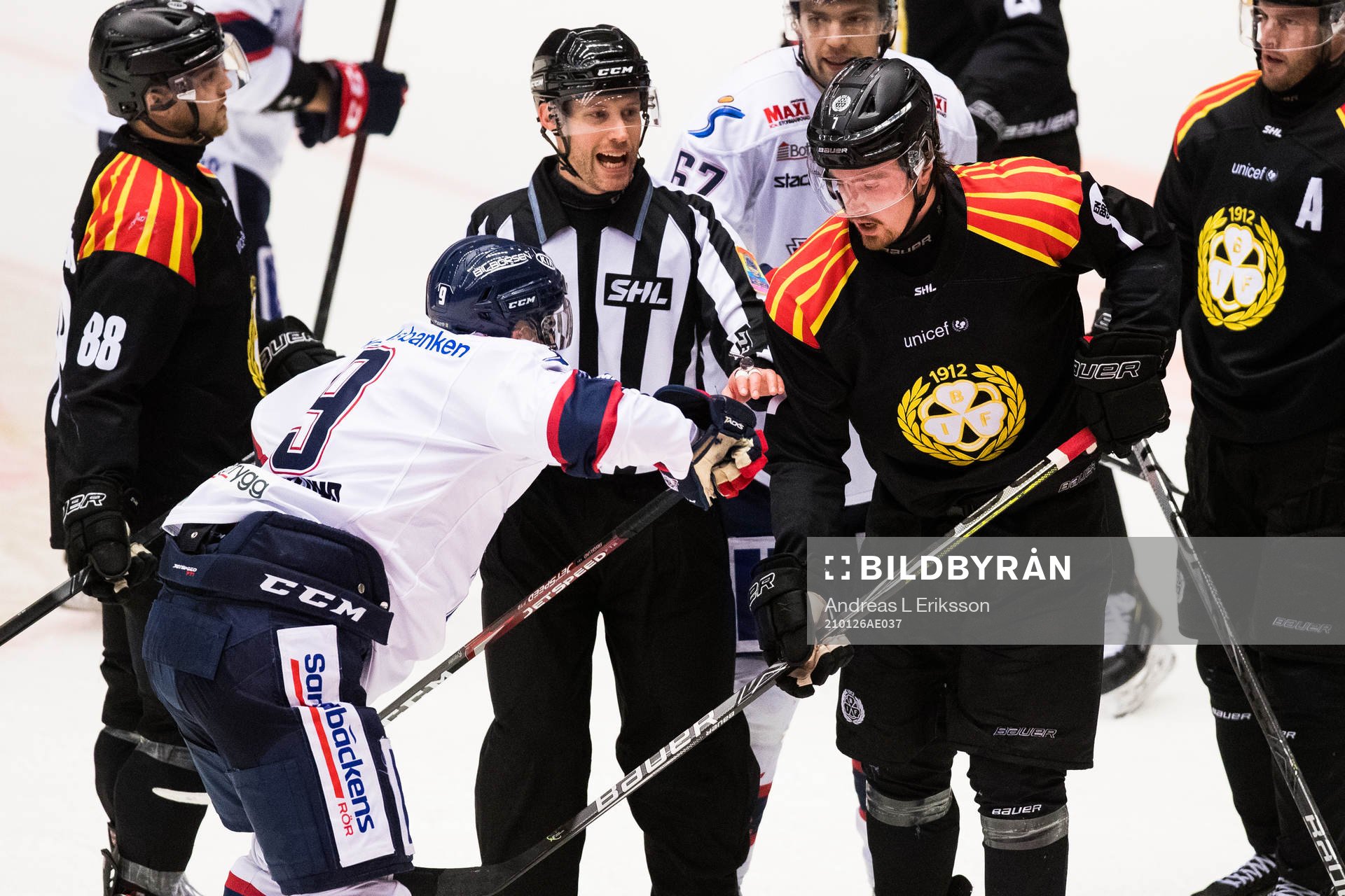 Brynäs Marcus Björk slår till Linköpings Mikael