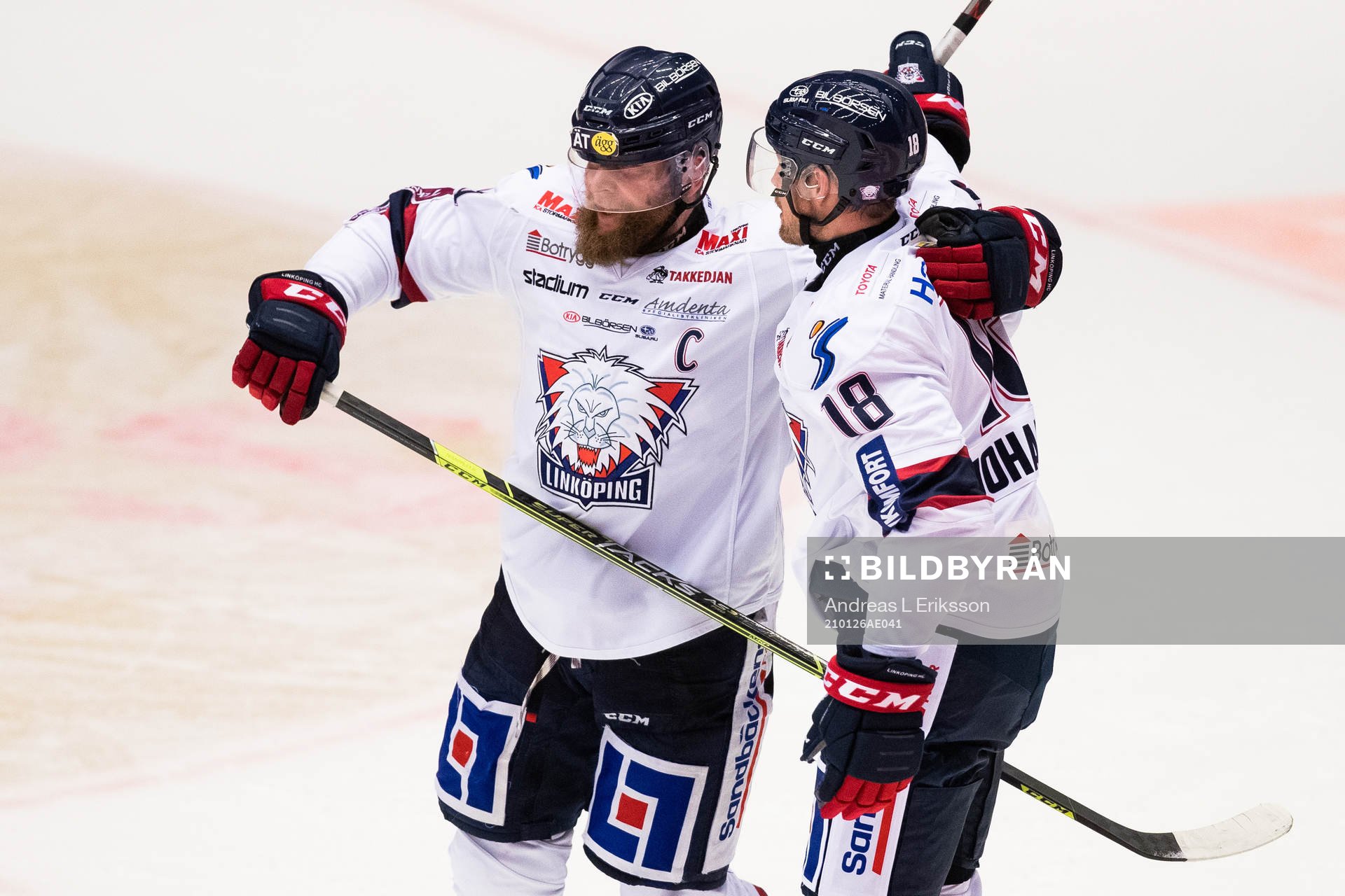 Linköpings Jonas Junland och Alexander Johansson jublar
