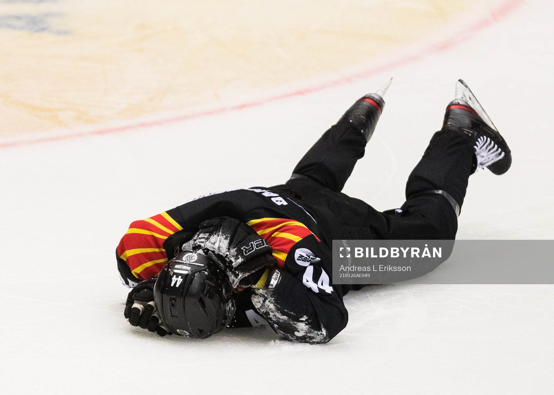 Brynäs Nicklas Danielsson tar sig för nacken