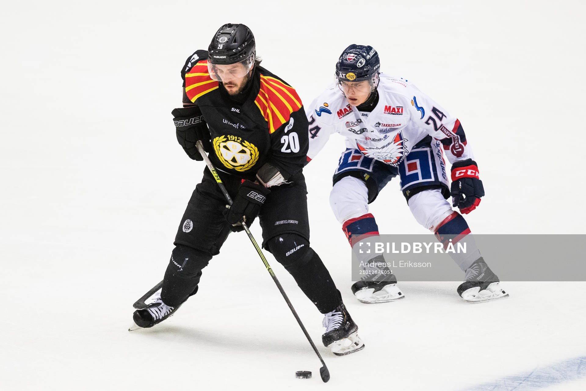 Brynäs Oula Palve jagas av Linköpings Elliot Ekmark