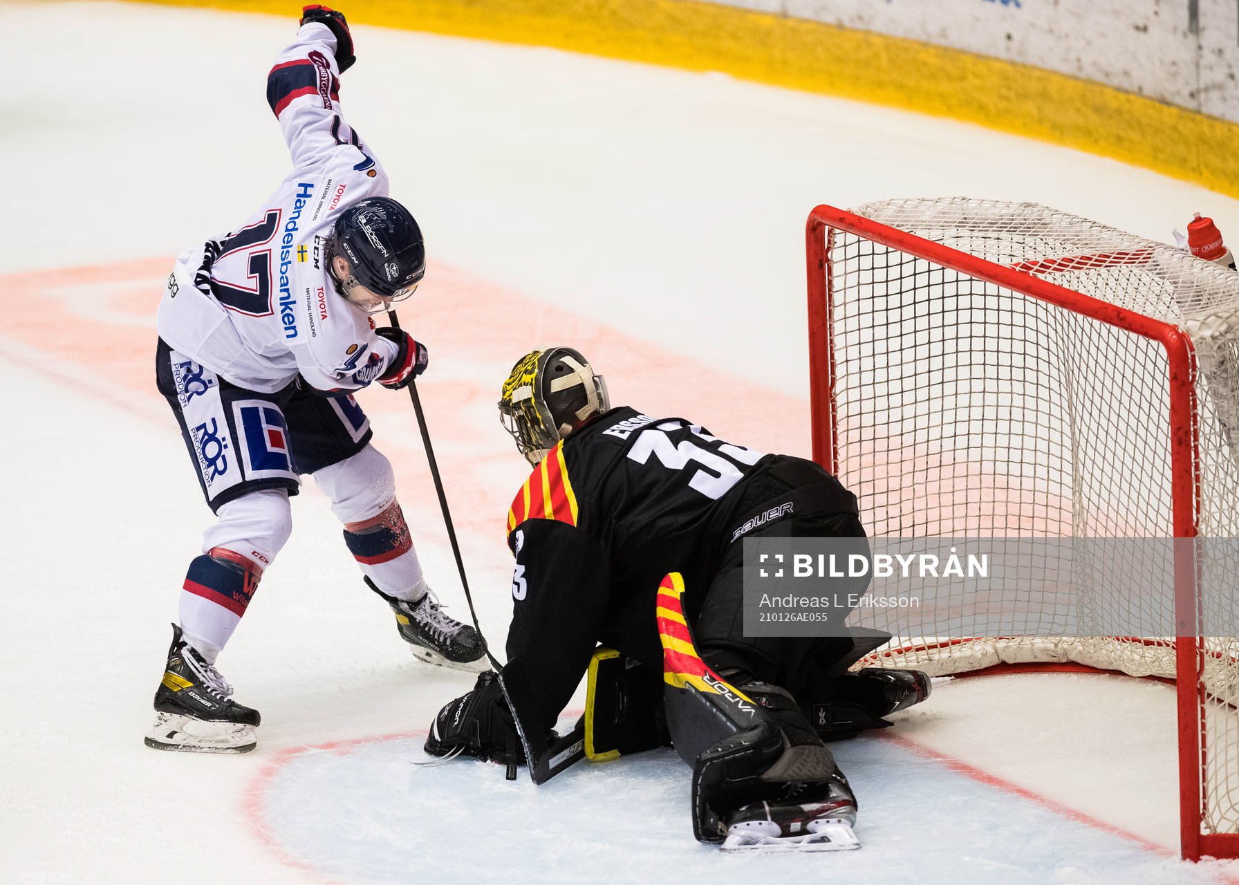 Linköpings Niko Ojamäki och Brynäs målvakt Samuel Ersson