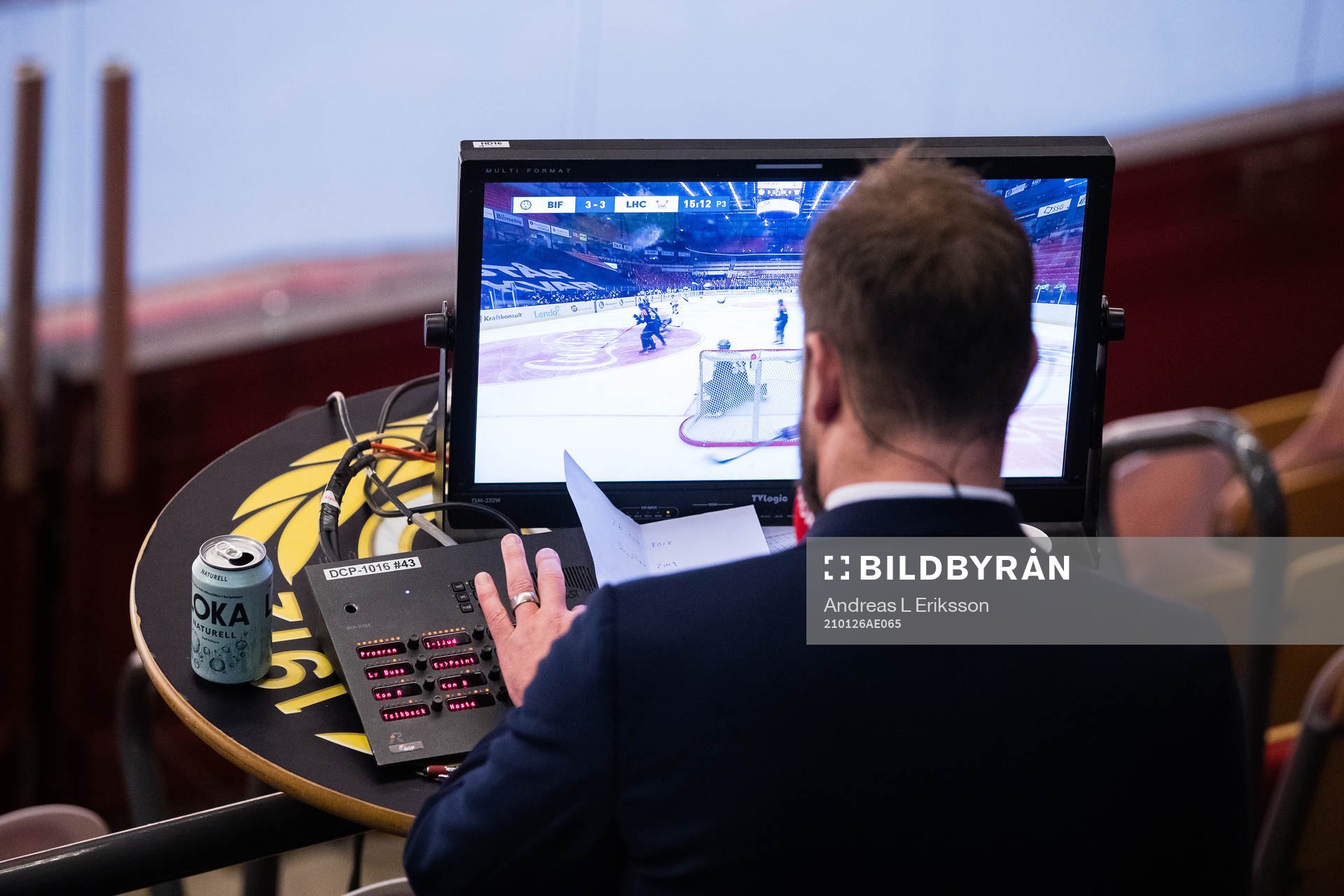 Cmores Sanny Lindström följer spelet på en monitor