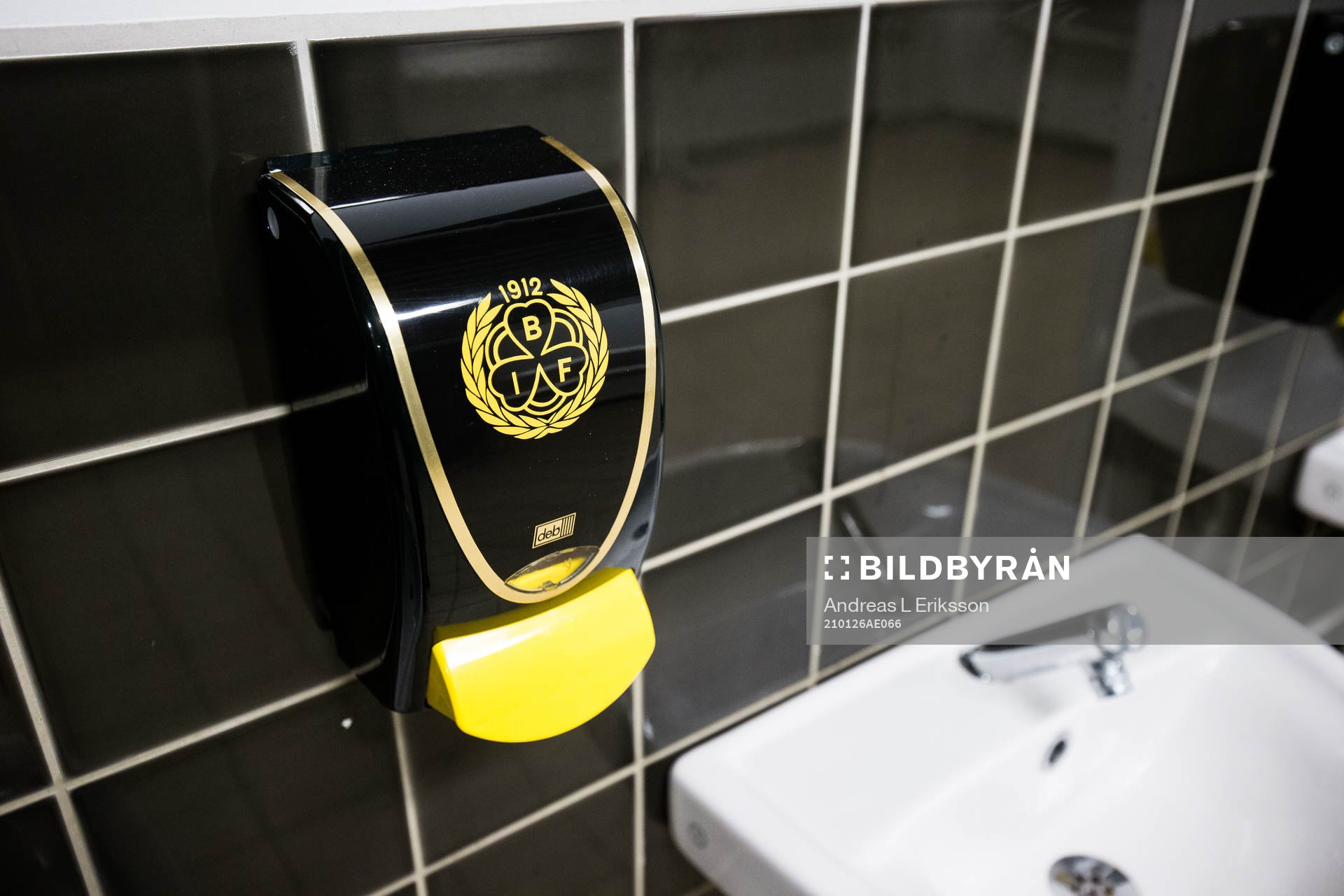 En tvåldispenser med Brynäs emblem