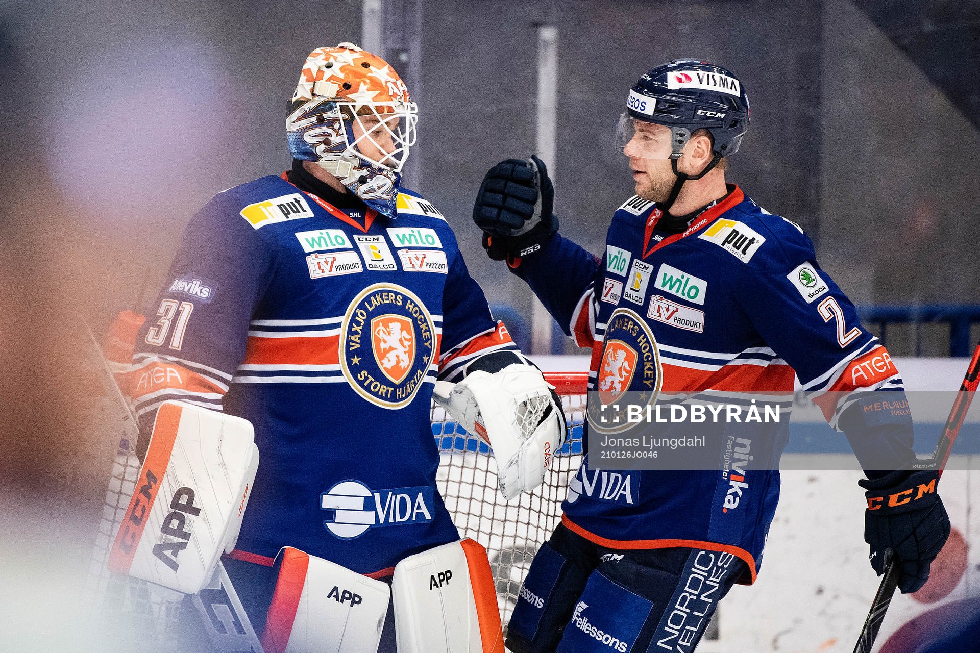 Växjös målvakt Erik Källgren och Christian Folin jublar