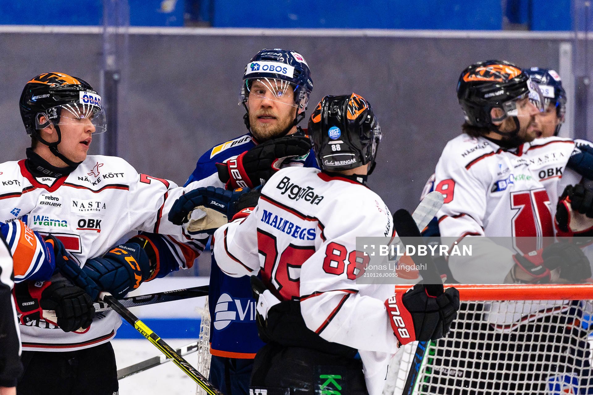 Gruff mellan Växjös Ilari Melart och Örebros Joonas Rask