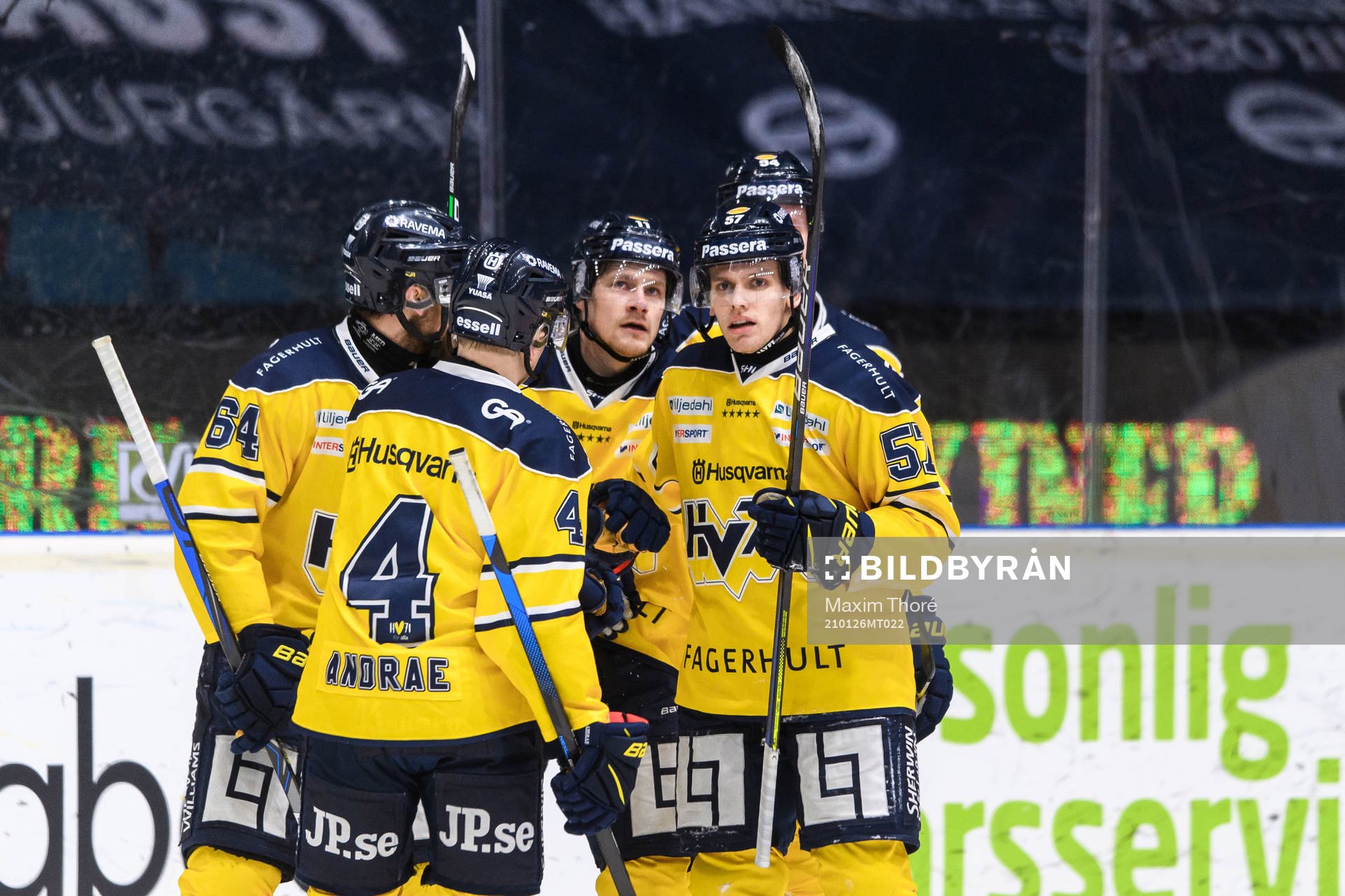 s Simon Önerud jublar med lagkamrater