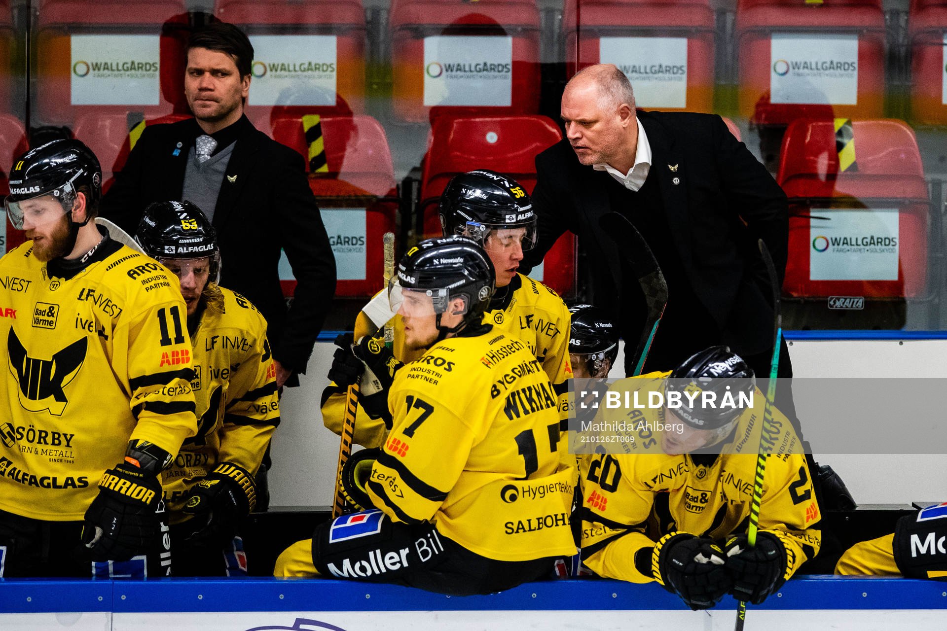 Västerås J20-tränare Per Hellengren instruerar spelare