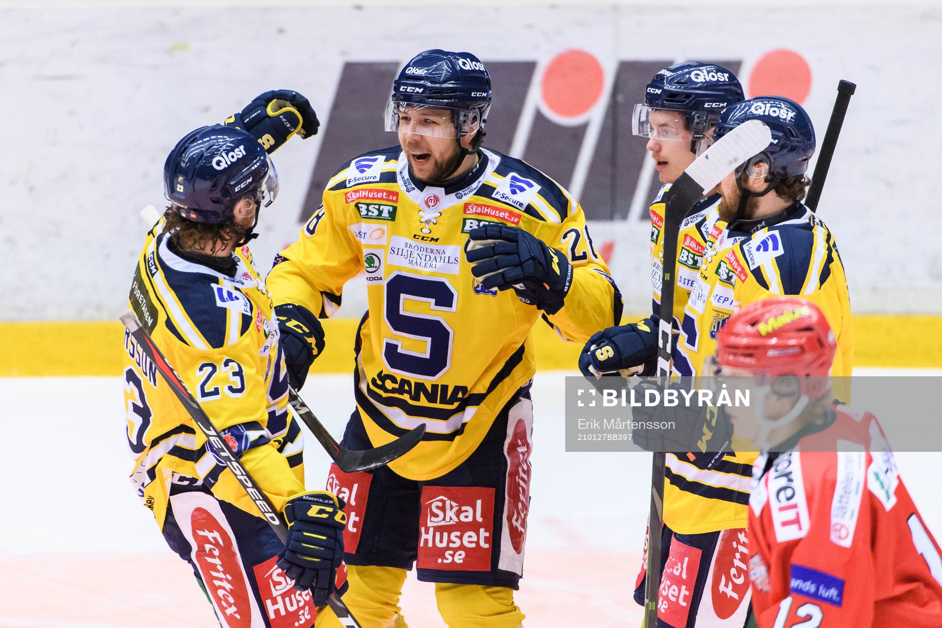 Södertäljes Emil Alba jublar med lagkamrater