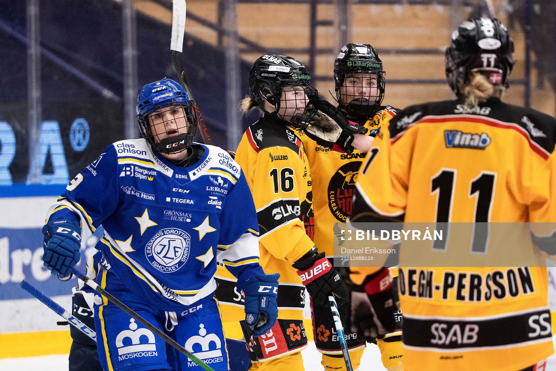Luleås Petra Nieminen och Ronja Savolainen jublar