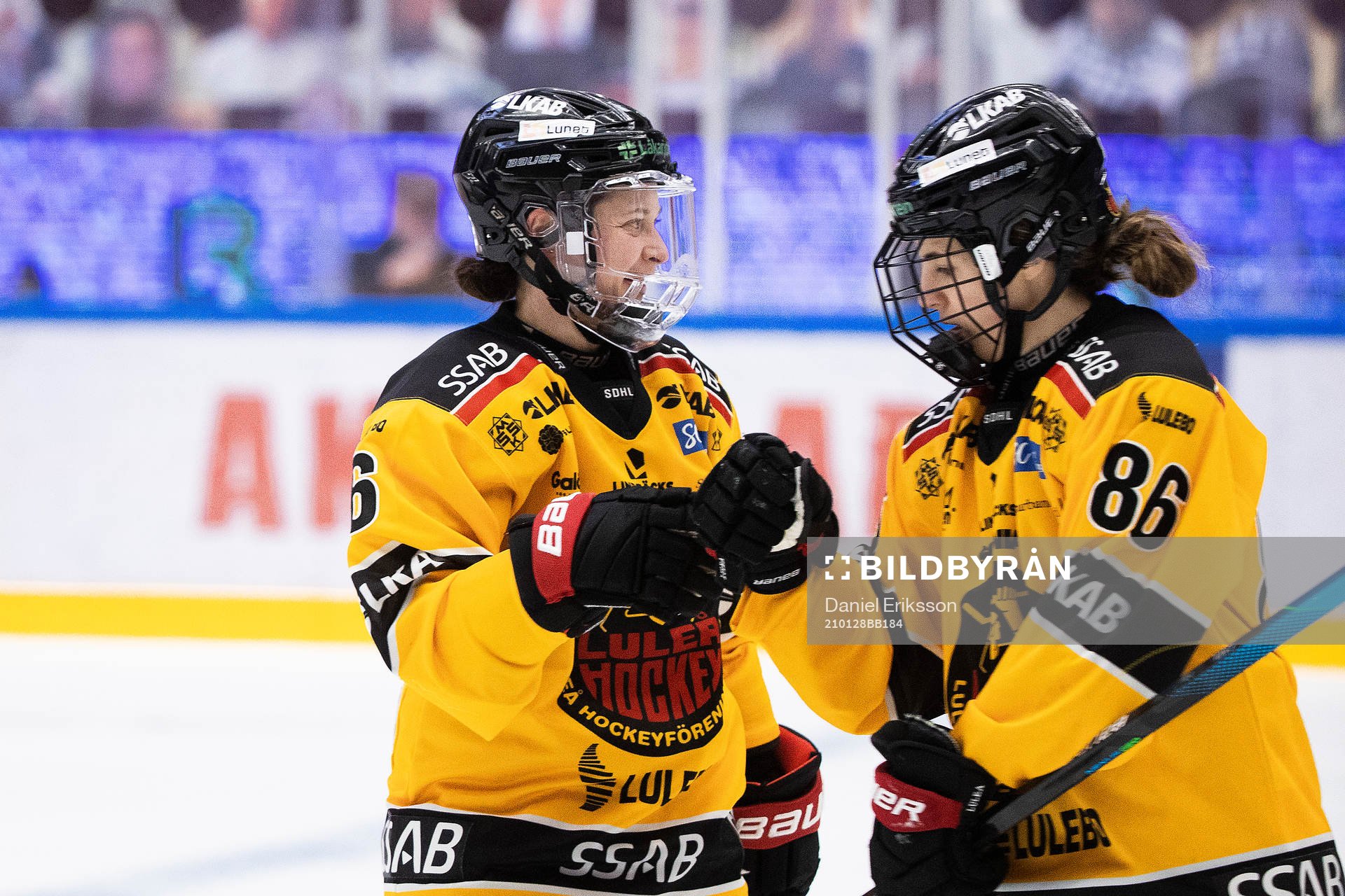 Luleås Jenni Hiirikoski och Michela Cava jublar