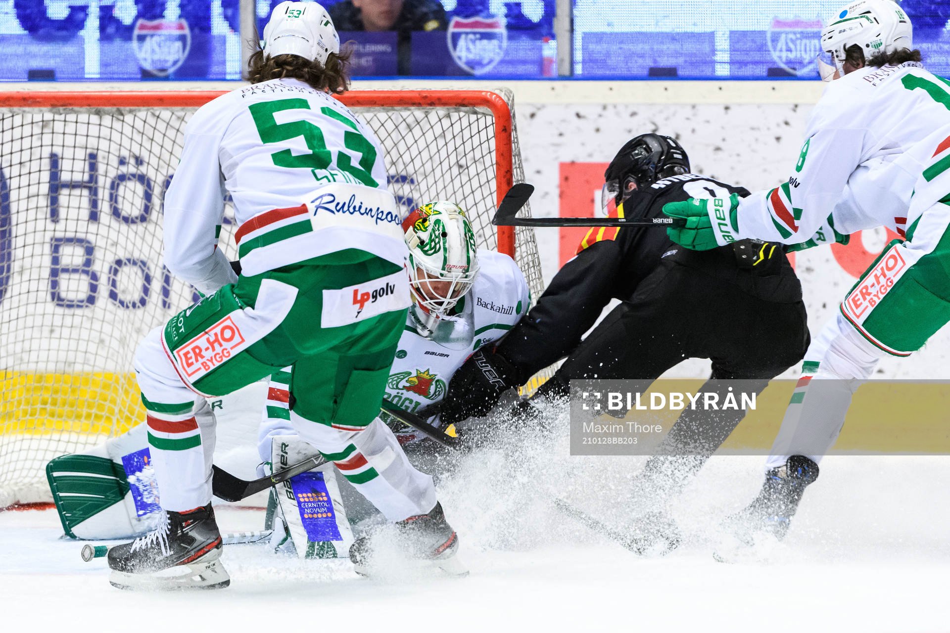 Rögles målvakt Johan Gustafsson och Brynäs John Nyberg