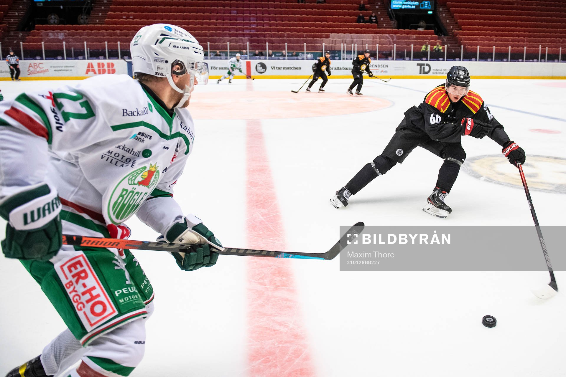 Rögles Kevin Wennström och Brynäs Lukas Pilö