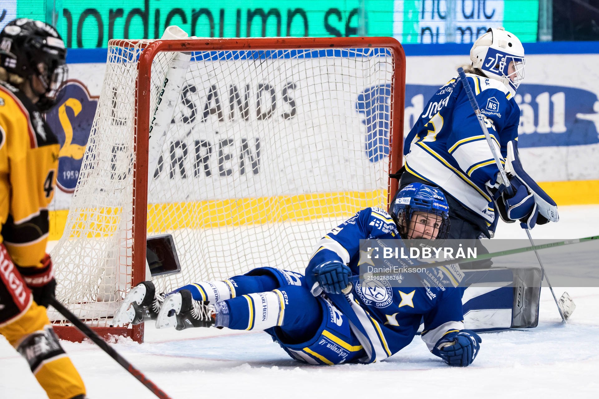 Leksands Elin Lundberg faller framför Leksands målvakt