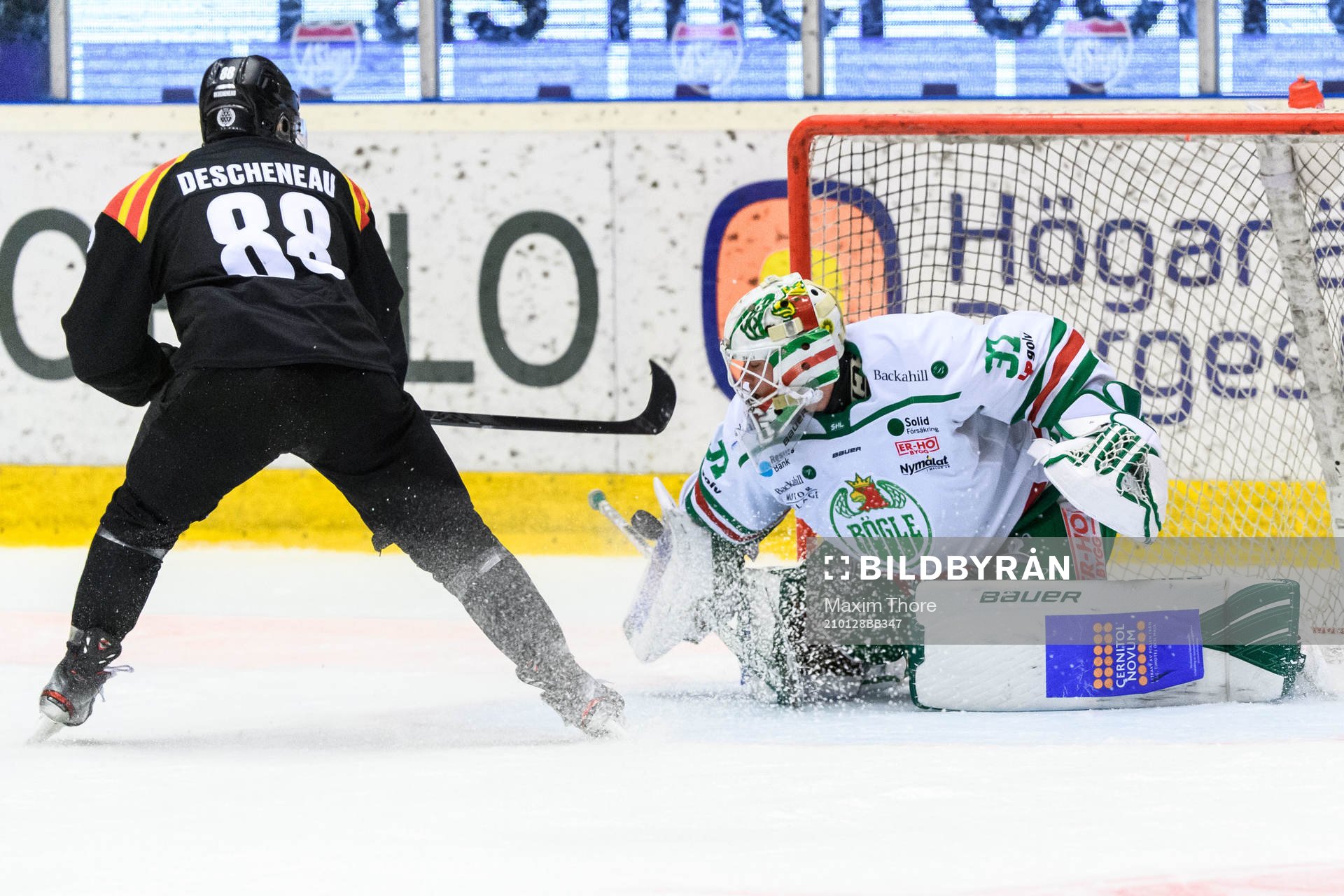 Rögles målvakt Johan Gustafsson räddar