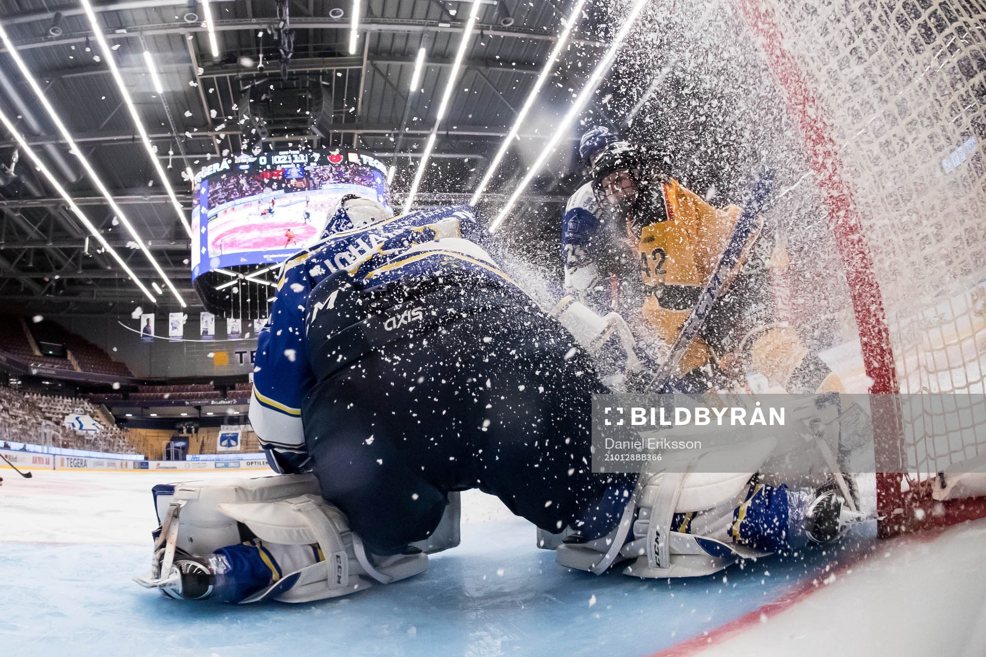 Luleås Viivi Vainikka och Leksands målvakt Amanda