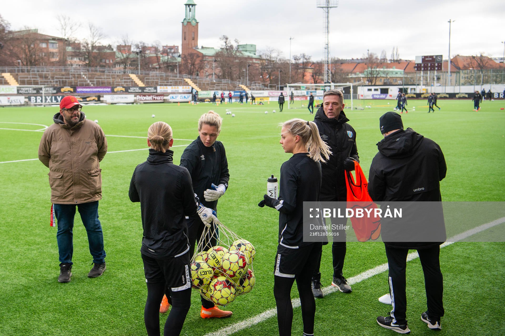 Jennifer Falk, Lotta Ökvist och tränare Mats Gren under en träning med Kopparbergs/Göteborg den 28 januari 2021 i Göteborg. 