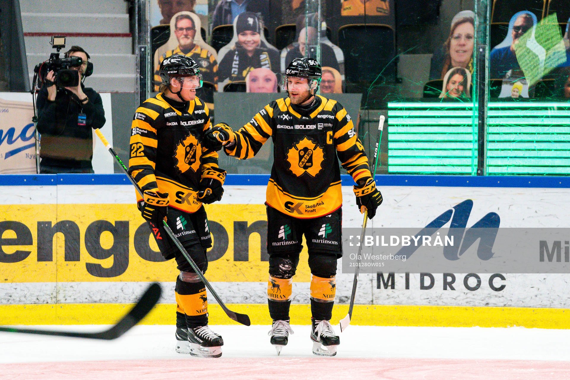 Skellefteås Oscar Möller och Jonathan Johnsson jublar