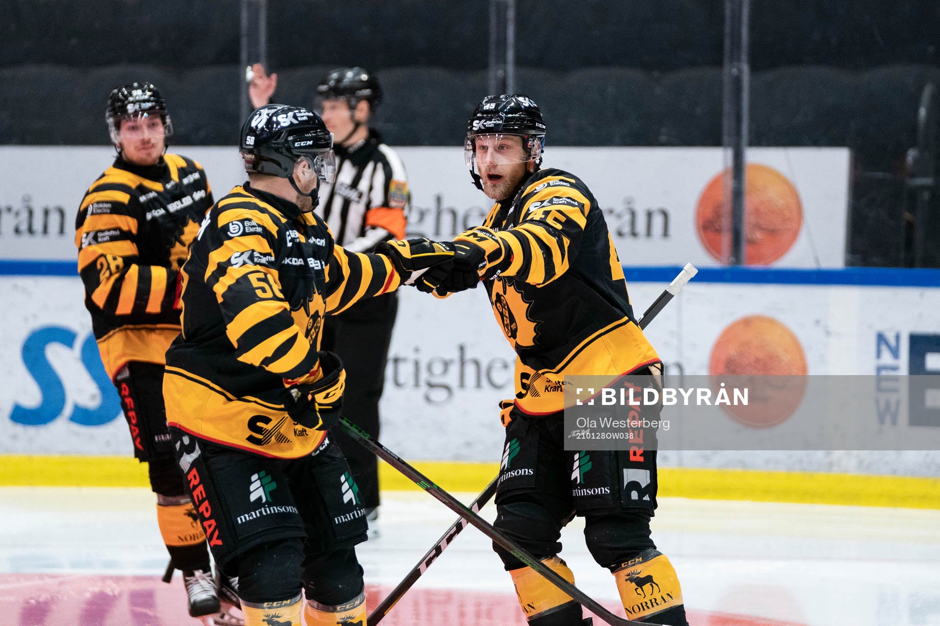 Skellefteås Oscar Möller och Oskar Nilsson jublar