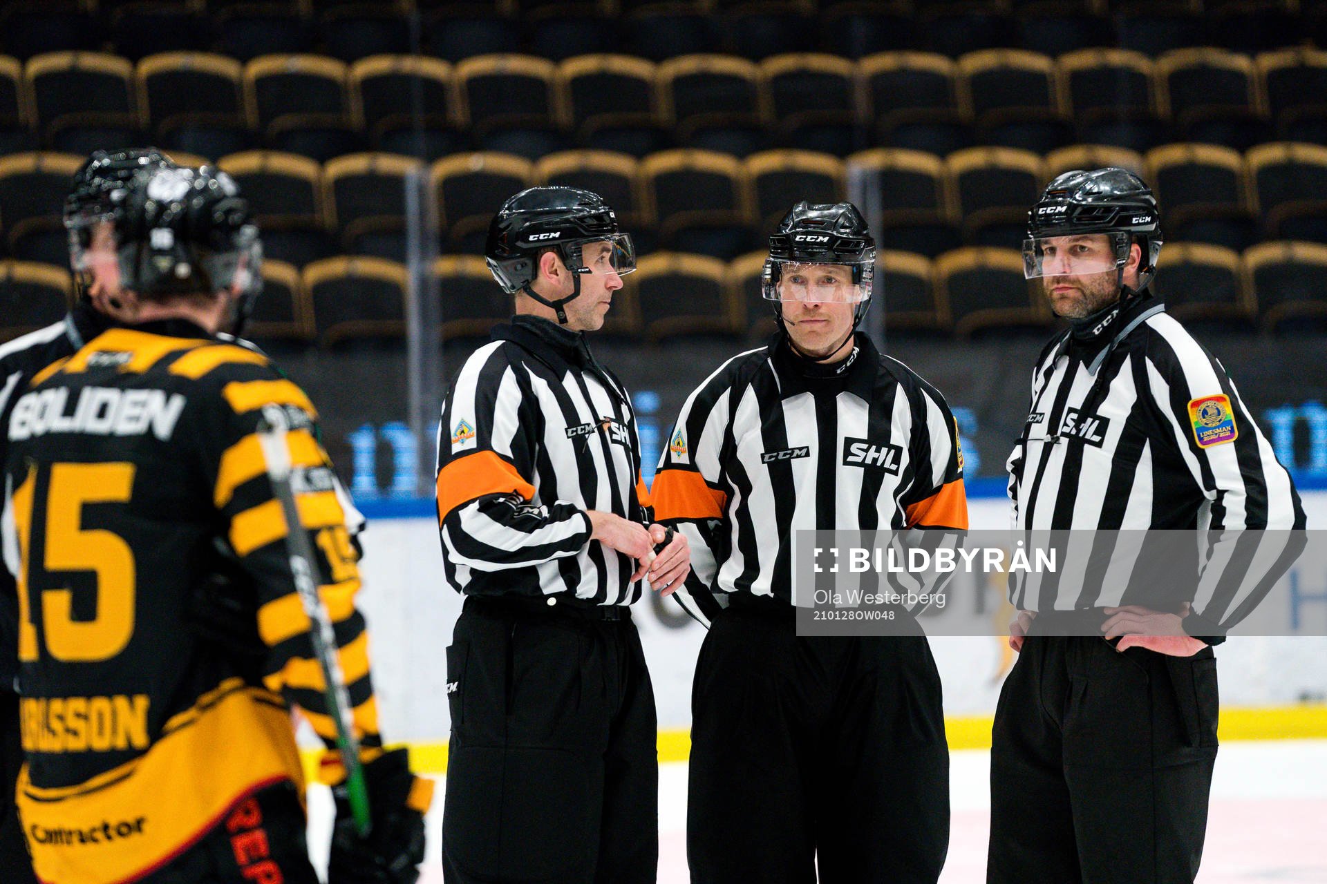 Domarna Linus Öhlund, Tobias Björk och linjedomare Emil