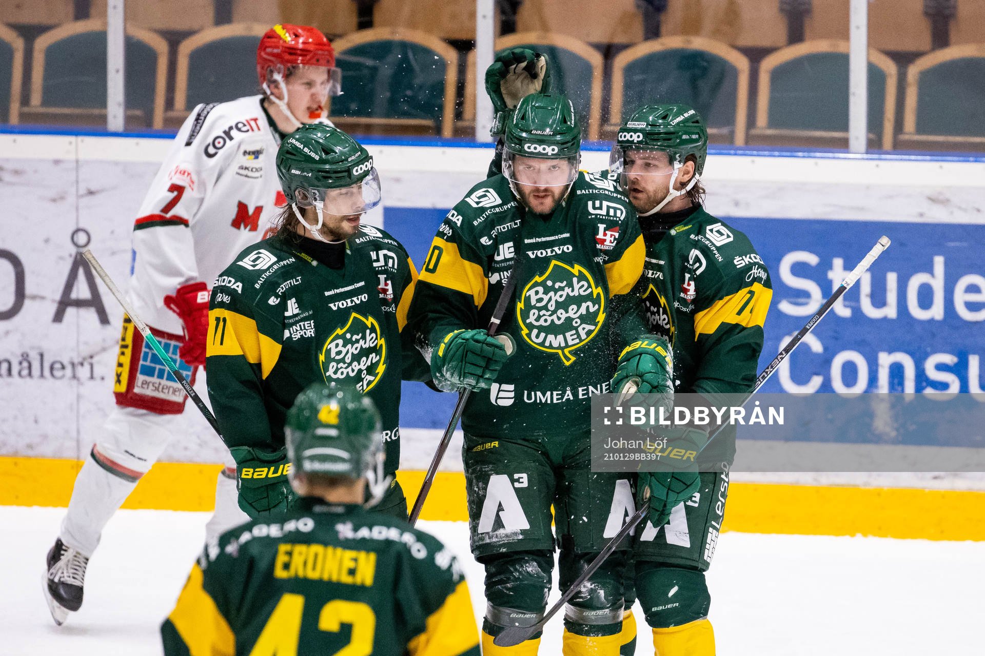 Björklövens Sebastian Selin blirb grattad av Gustav