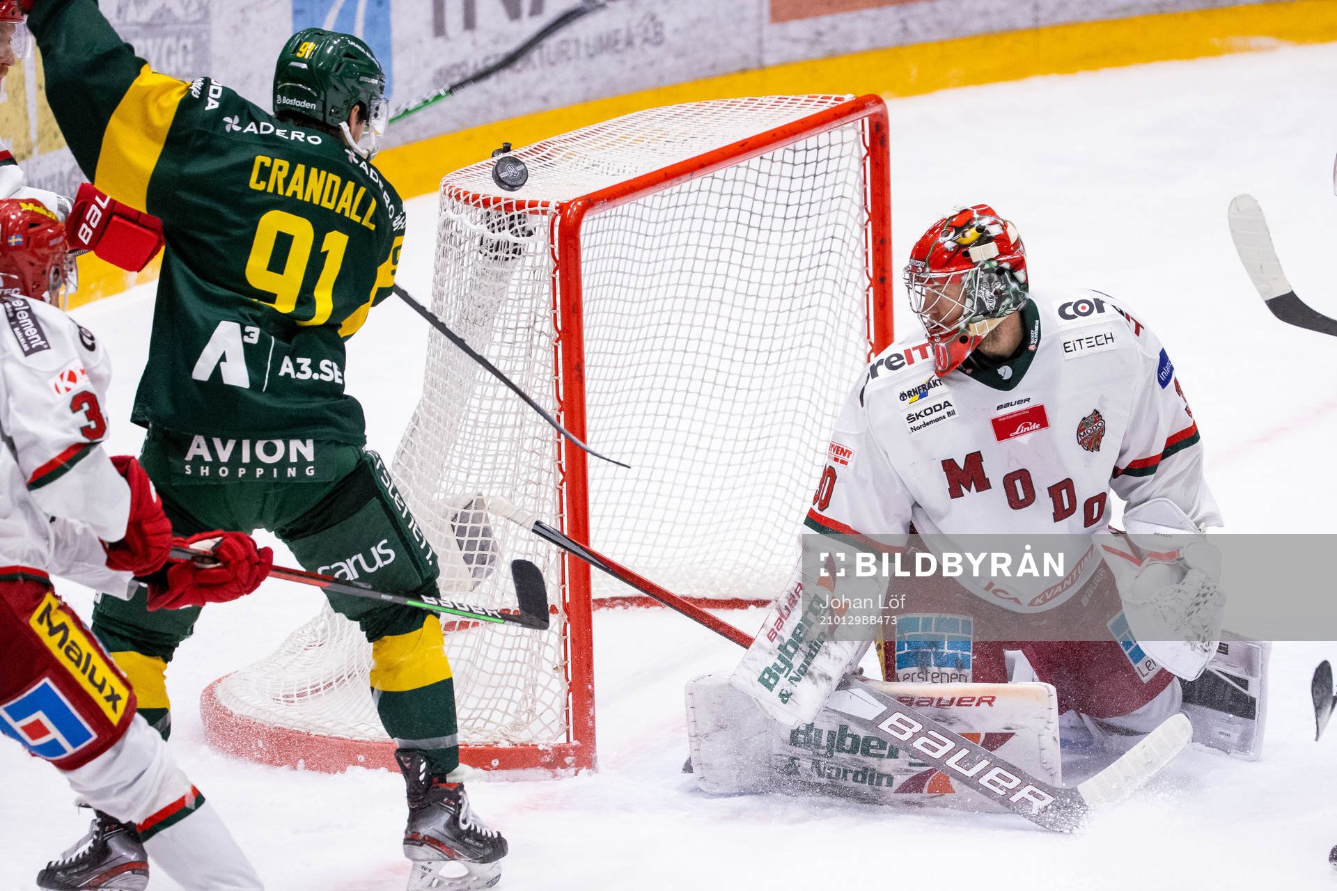 Björklövens Justin Crandall försöker natt få in pucken