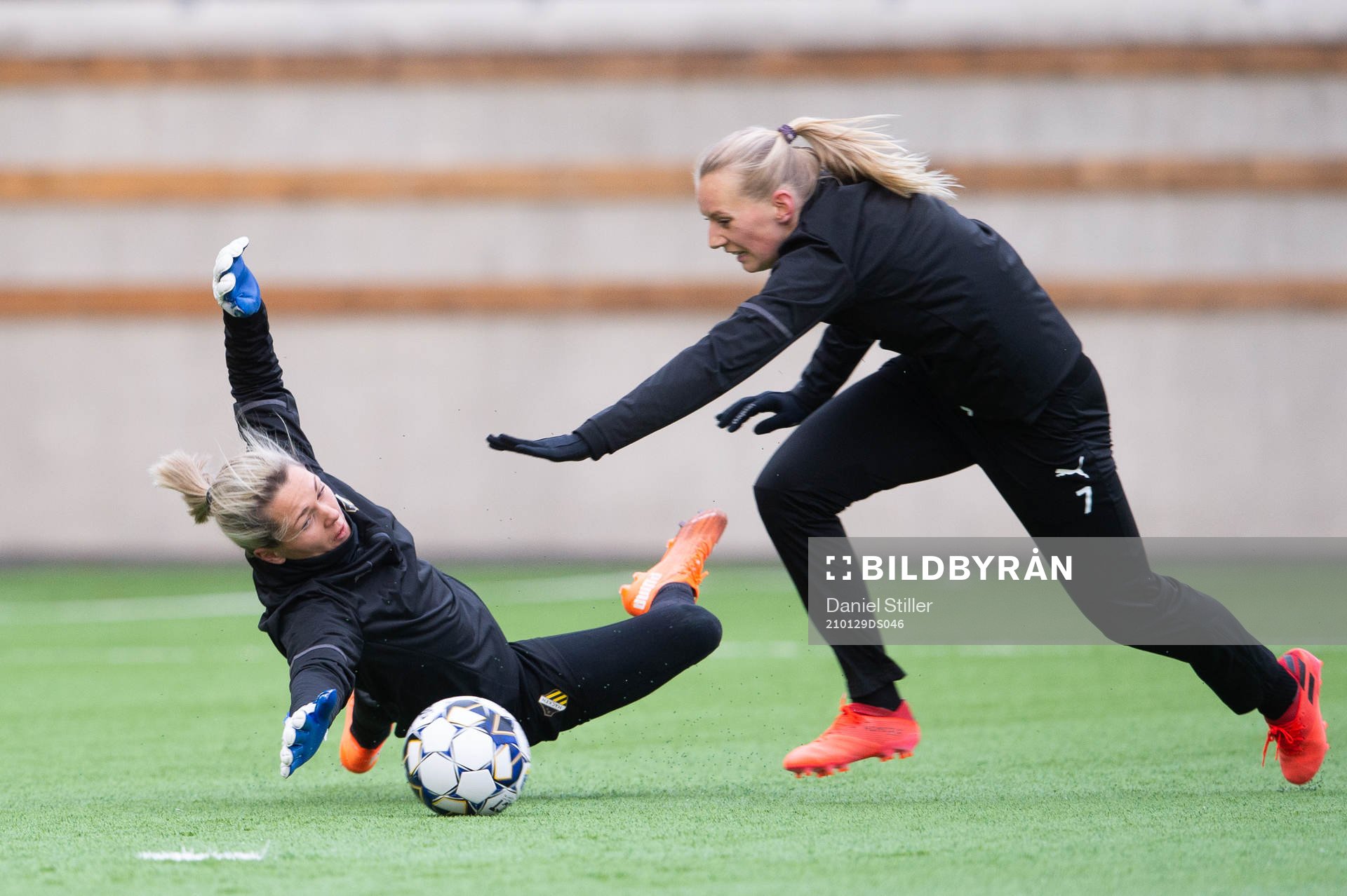 Målvakt Jennifer Falk och Stina Blackstenius
