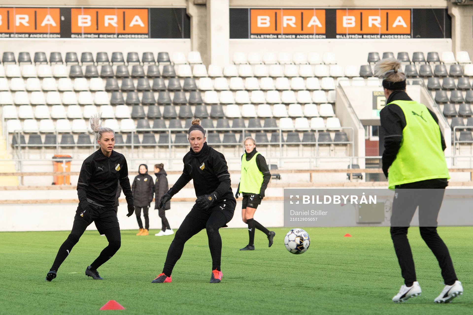 Lotta Ökvist och målvakt Loes Geurts under en träning med Häcken den 29 januari 2021 i Göteborg. 
