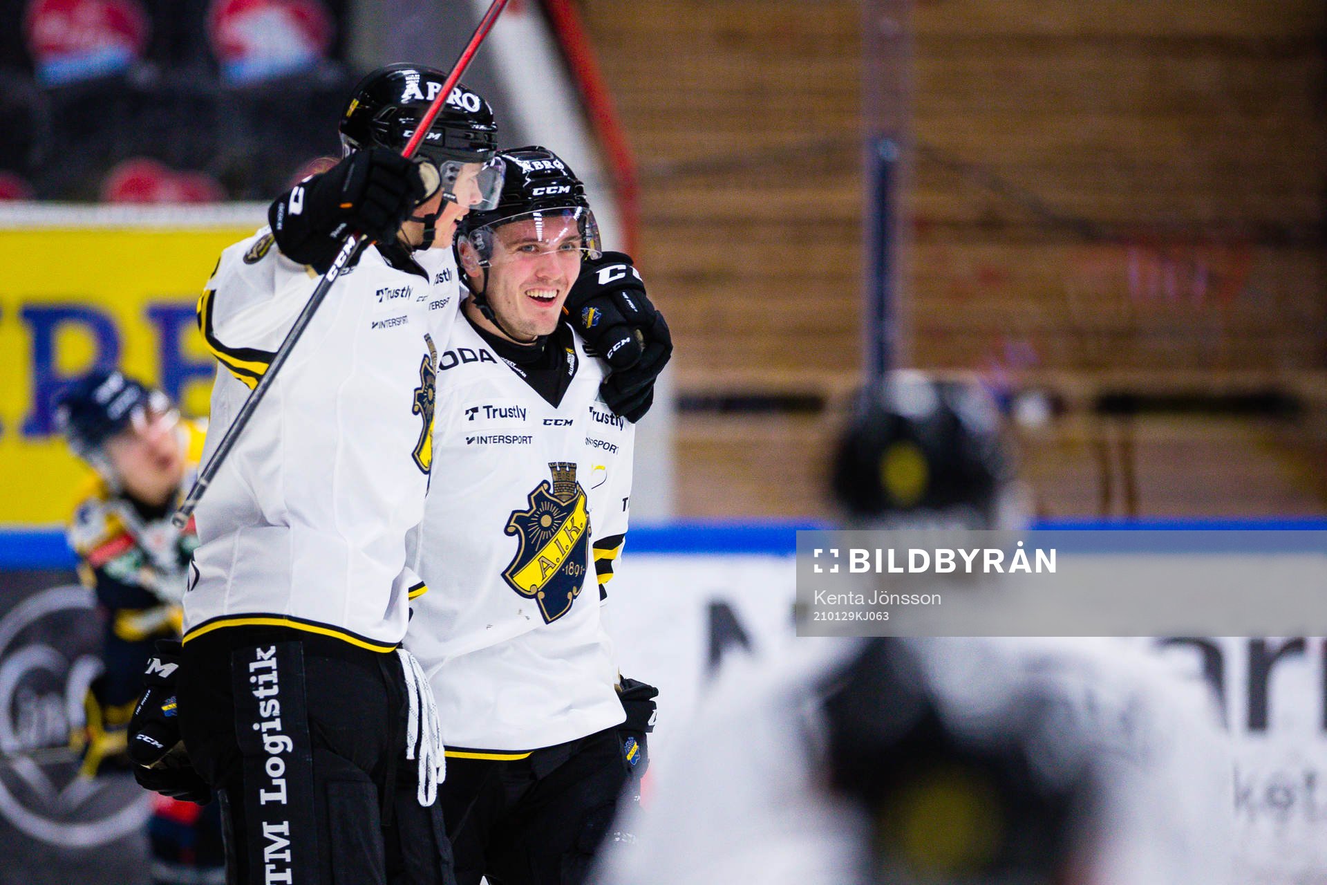 s Malte Setkov och Max Lindholm jublar