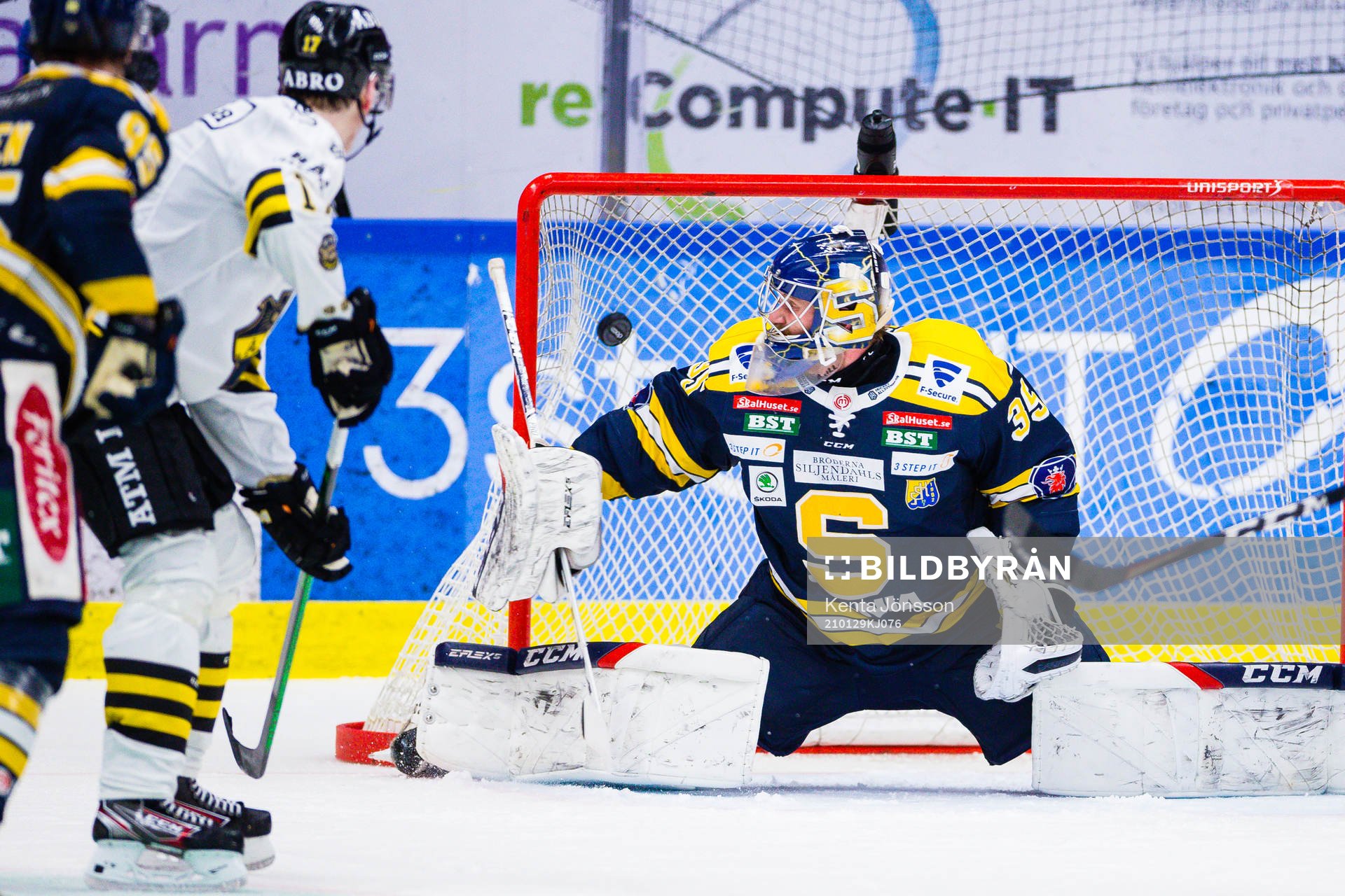 s Jacob Svensson gör 2-2 bakom Södertäljes målvakt
