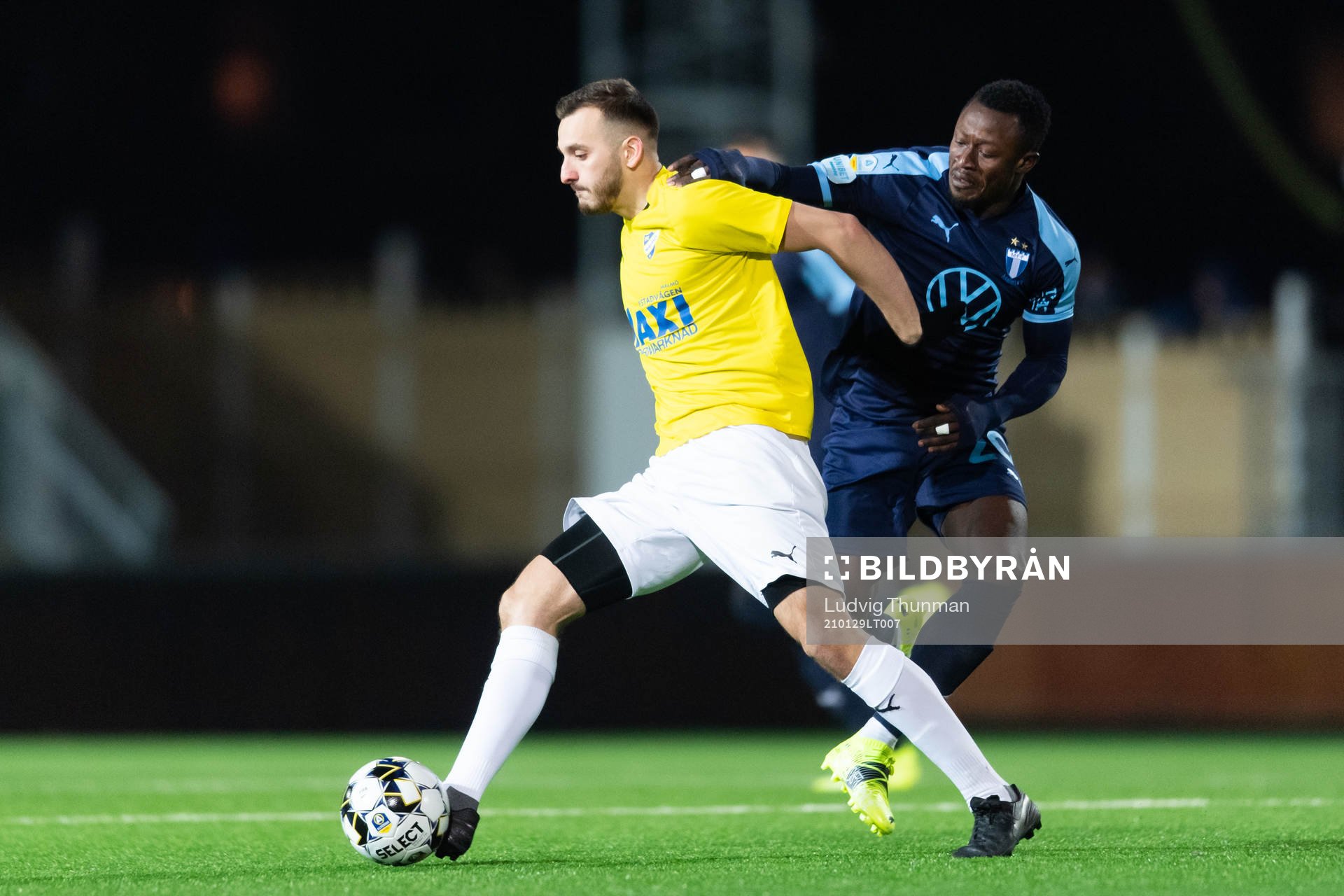 IFK Malmös Ilir Tahiri i kamp med Malmö FFs Bonke Innocent under träningsmatchen i fotboll mellan Malmö FF och IFK Malmö den 29 januari 2021 i Malmö.