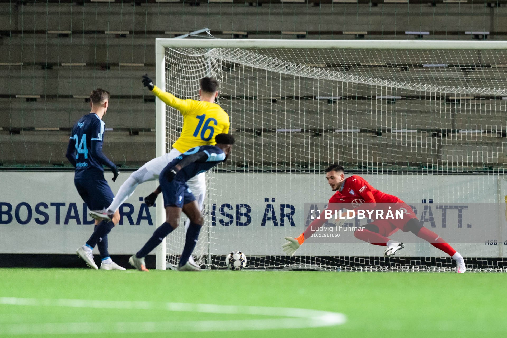 IFK Malmös Oliver Stojanovic Fredin gör 1-1 bakom Malmö