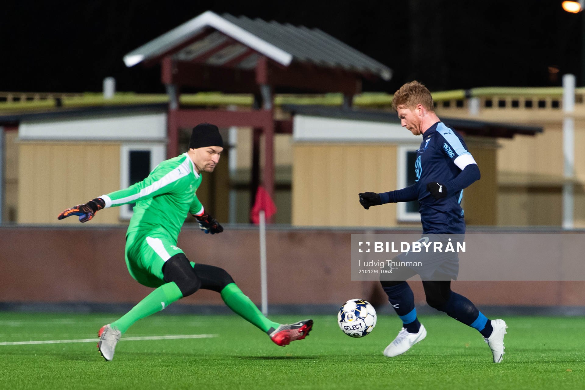Malmö FFs Anders Christiansen mot IFK Malmös målvakt
