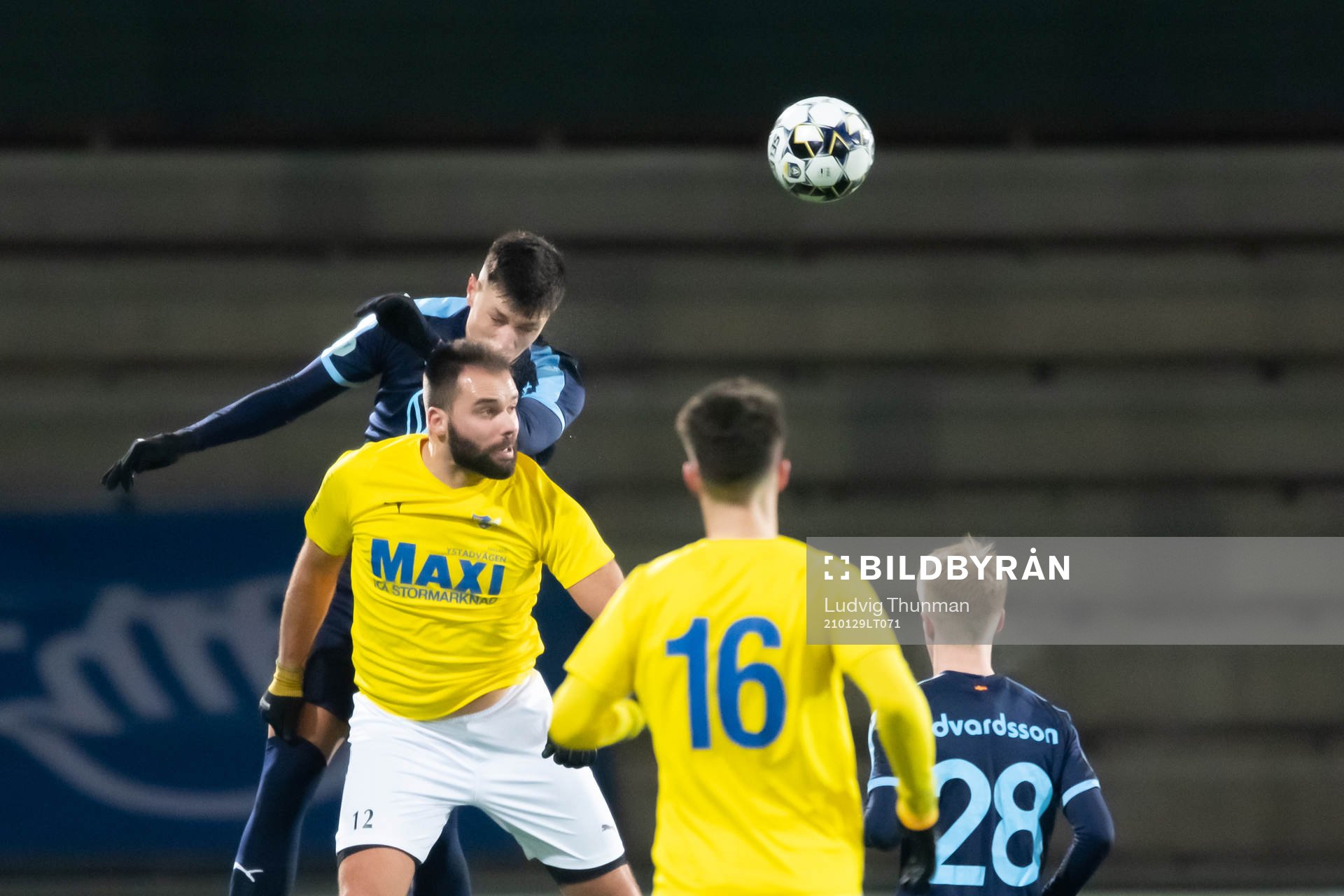 Malmö FFs Anel Ahmedhodzic i kamp om bollen med IFK